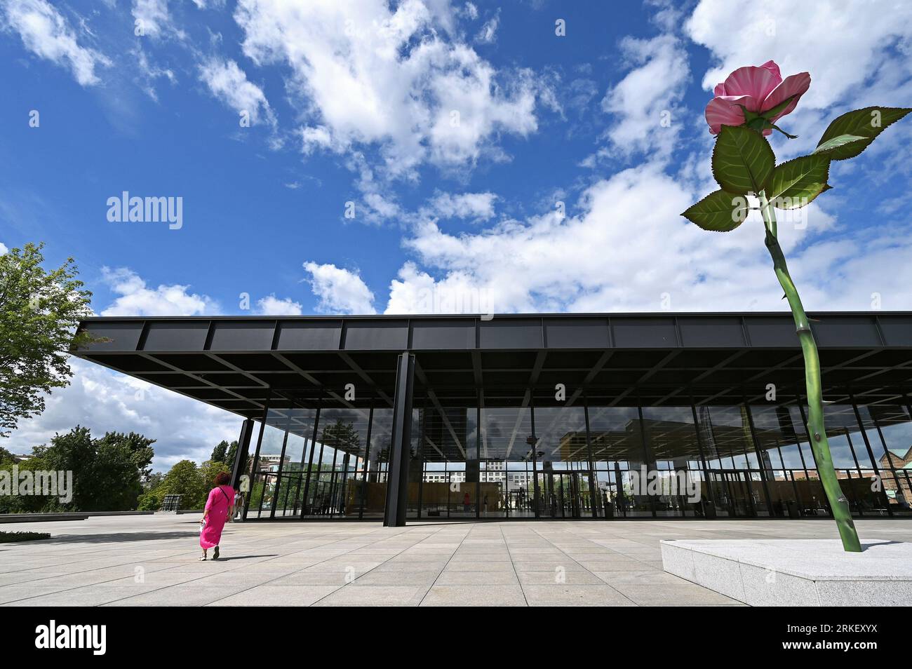 La scultura di ISA Genzken Rose di fronte alla nuova Galleria Nazionale di Berlino Foto Stock