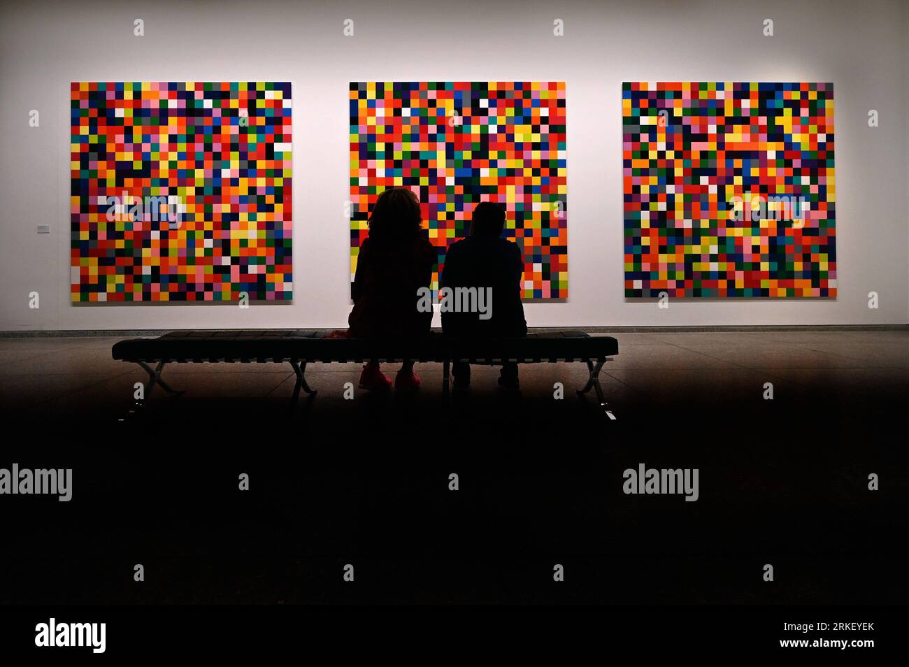 Visitatori del museo di fronte all'opera "4900 Farben" di Gerhard Richter, Neue Nationalgalerie Berlin Foto Stock