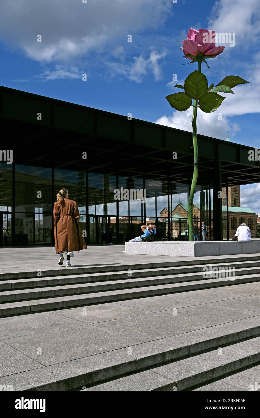 La scultura di ISA Genzken Rose di fronte alla nuova Galleria Nazionale di Berlino Foto Stock