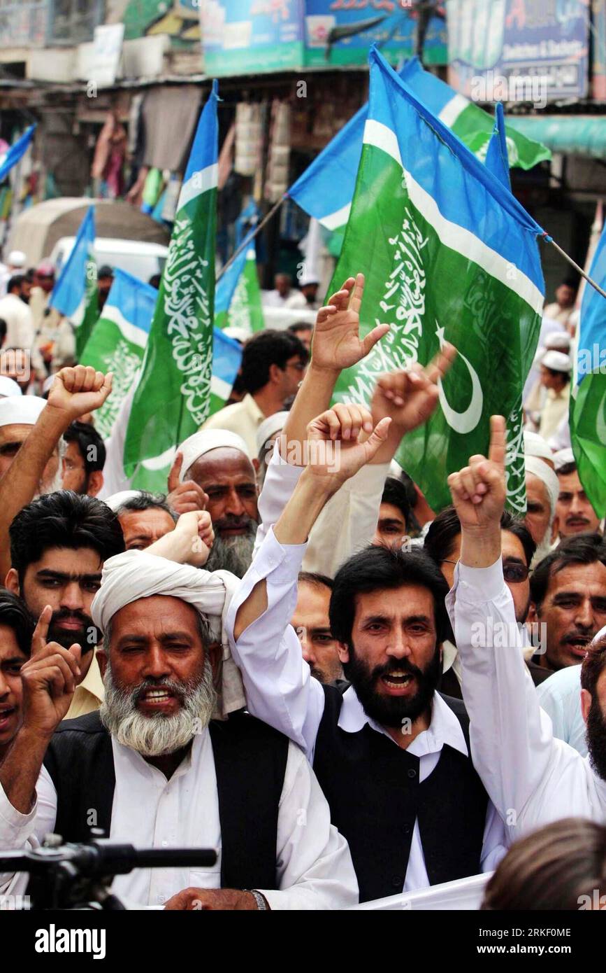 Bildnummer: 55321662 Datum: 06.05.2011 Copyright: imago/Xinhua (110506) - ABBOTTABAD, 6 maggio 2011 (Xinhua) - attivisti del partito religioso e politico pakistano Jamaat-e-Islami gridano slogan durante una protesta contro l'operazione delle forze speciali statunitensi ad Abbottabad il 6 maggio 2011. (Xinhua/Umar Qayyum) (nxl) PAKISTAN-ABBOTTABAD-PROTESTA PUBLICATIONxNOTxINxCHN Gesellschaft Politik Demo Protest Ermordung Bin Laden Pakistan kbdig xdp premiumd 2011 hoch o0 Anhänger Bildnummer 55321662 Data 06 05 2011 Copyright Imago XINHUA Abbottabad 6 maggio 2011 XINHUA attivisti religiosi e po del Pakistan Foto Stock