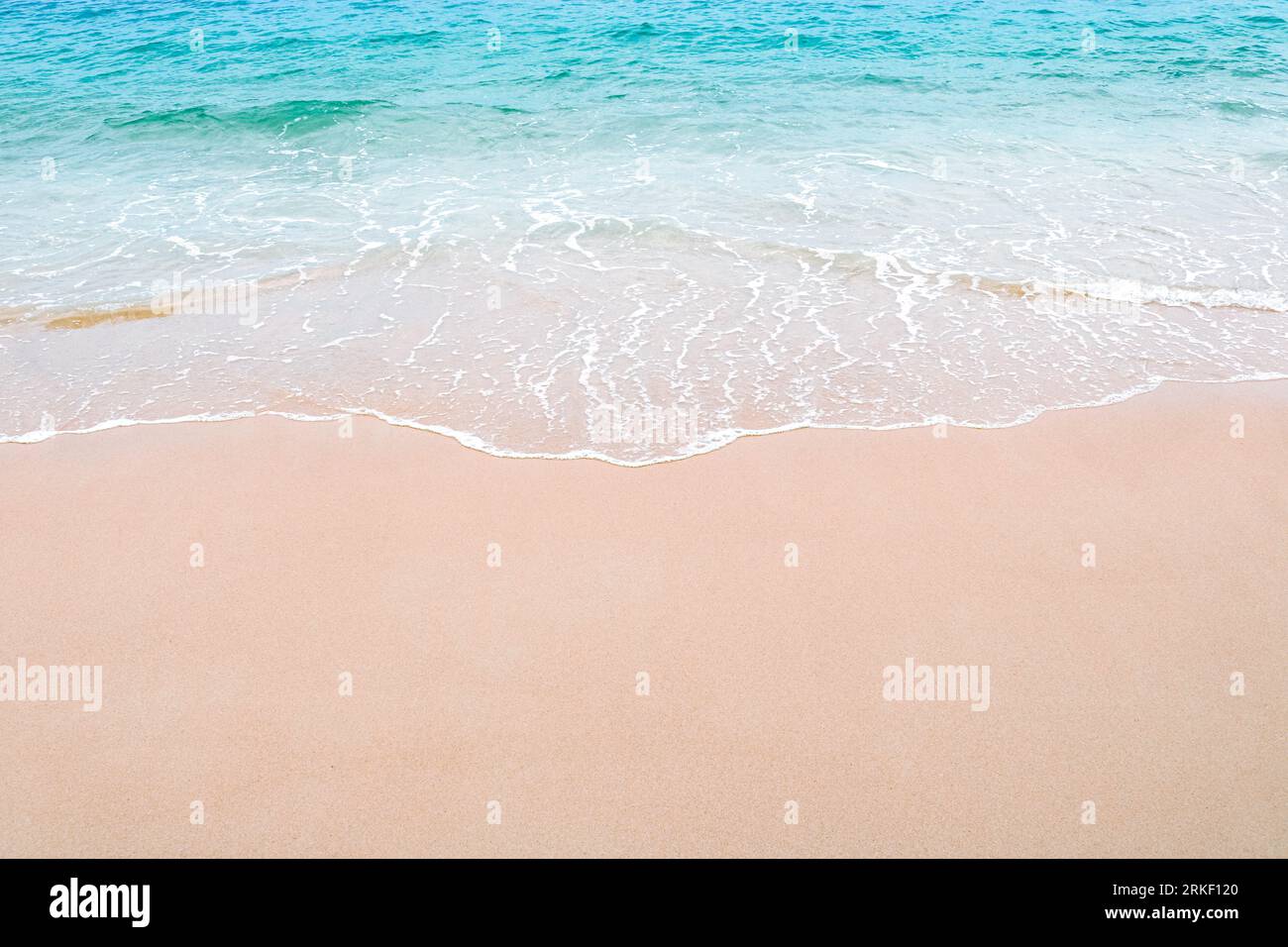 Morbide e belle onde oceaniche sulla spiaggia sabbiosa. Contesto. Copia spazio. Foto Stock