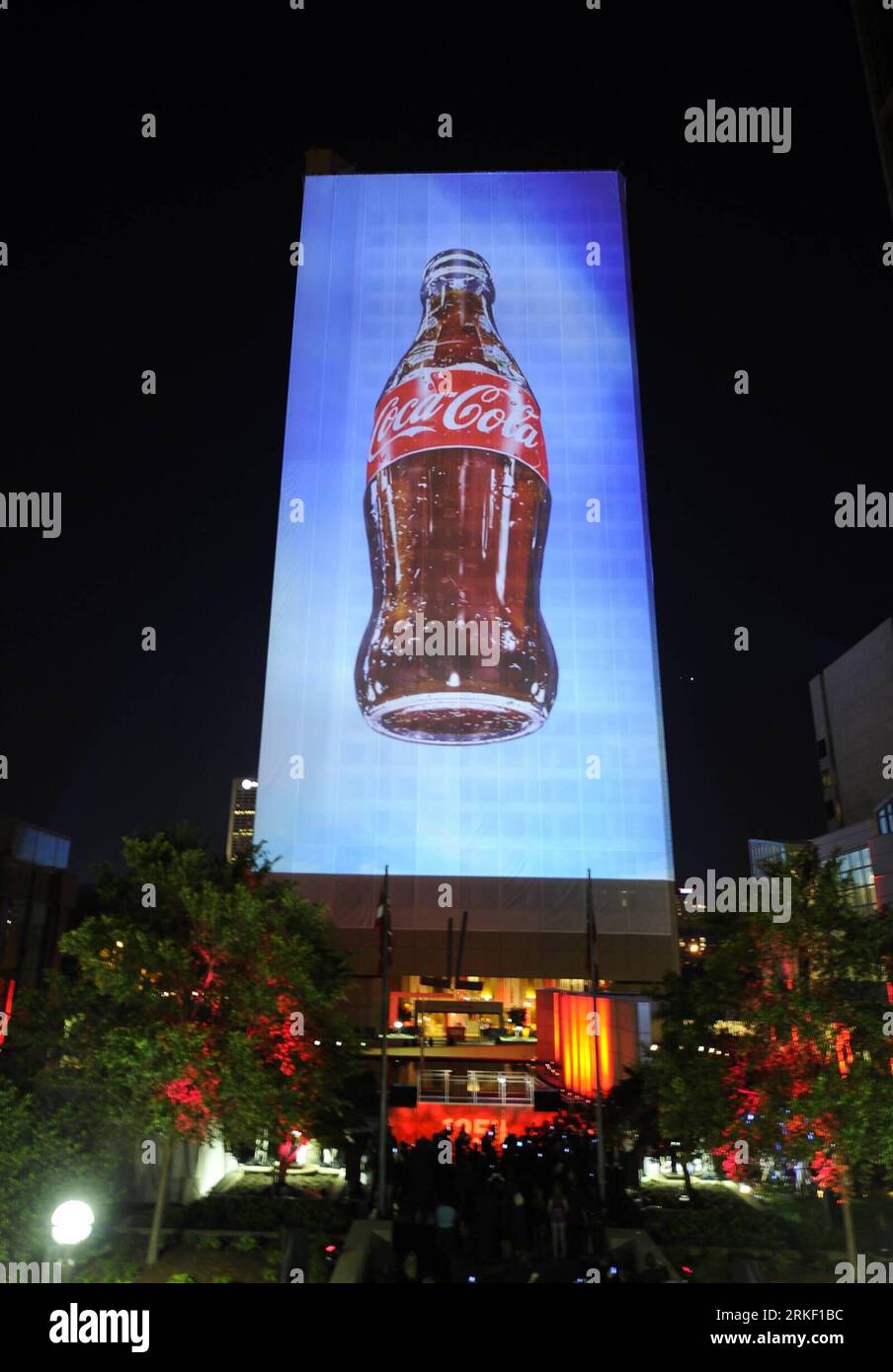 Bildnummer: 55323735 Datum: 06.05.2011 Copyright: imago/Xinhua (110507) -- ATLANTA, 7 maggio 2011 (Xinhua) -- l'illuminazione di un edificio singolo più grande del mondo si vede nella sede della Coca-Cola ad Atlanta, negli Stati Uniti, 6 maggio 2011. La più grande azienda di bevande analcoliche al mondo festeggerà il 125° compleanno della Coca-Cola l'8 maggio. La Coca-Cola è stata creata l'8 maggio 1886 ad Atlanta, in Georgia dal Dr. John Pemberton. (Xinhua/Qi Heng) (msq) U.S.-COCA-COLA-125 ANNI ANNIVERSARY PUBLICATIONxNOTxINxCHN Wirtschaft Jubiläum Nahrungs und Genussmitel Cocacola Werbung kbdig xub 2011 Hoch o0 125 Jahre L Foto Stock