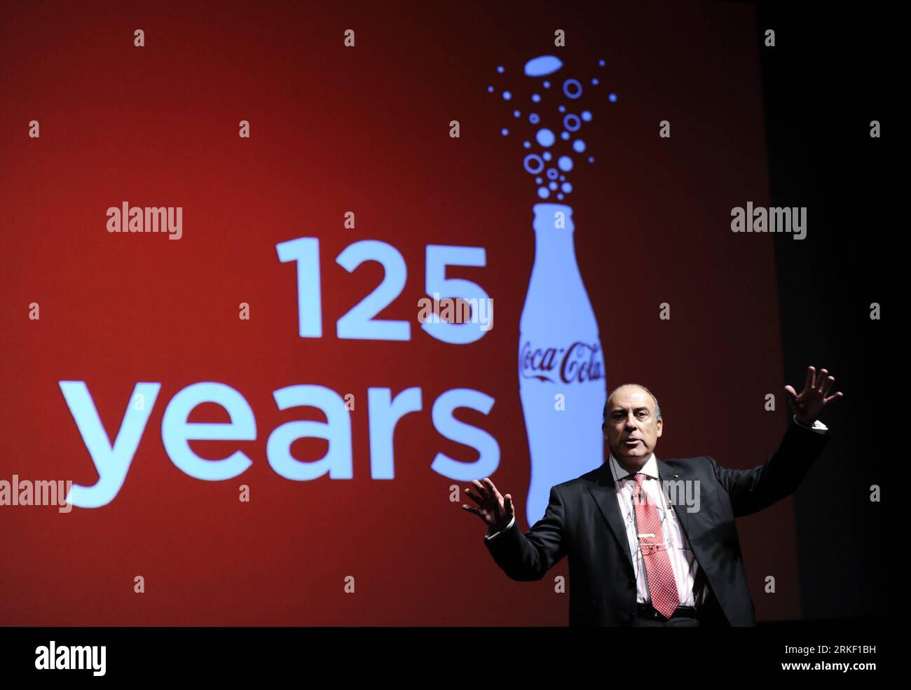 Bildnummer: 55323739 Datum: 06.05.2011 Copyright: imago/Xinhua (110507) -- ATLANTA, 7 maggio 2011 (Xinhua) -- Muhtar Kent, presidente e CEO della Coca-Cola Company affronta una cerimonia per il 125 ° compleanno della Coca-Cola presso la sede della Coca-Cola ad Atlanta, Stati Uniti, 6 maggio 2011. La più grande azienda di bevande analcoliche al mondo festeggerà il 125° compleanno della Coca-Cola l'8 maggio. La Coca-Cola è stata creata l'8 maggio 1886 ad Atlanta, in Georgia dal Dr. John Pemberton. (Xinhua/Qi Heng) (msq) U.S.-COCA-COLA-125 YEARS ANNIVERSARY PUBLICATIONxNOTxINxCHN Wirtschaft Jubiläum Nahrungs und Genussmitel Coca Foto Stock