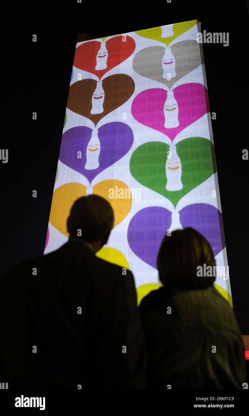 Bildnummer: 55323731 Datum: 06.05.2011 Copyright: imago/Xinhua (110507) -- ATLANTA, 7 maggio 2011 (Xinhua) -- stand di fronte alla più grande illuminazione di un edificio singolo al mondo presso la sede della Coca-Cola ad Atlanta, negli Stati Uniti, 6 maggio 2011. La più grande azienda di bevande analcoliche al mondo festeggerà il 125° compleanno della Coca-Cola l'8 maggio. La Coca-Cola è stata creata l'8 maggio 1886 ad Atlanta, in Georgia dal Dr. John Pemberton. (Xinhua/Qi Heng) (msq) U.S.-COCA-COLA-125 ANNI ANNIVERSARY PUBLICATIONxNOTxINxCHN Wirtschaft Jubiläum Nahrungs und Genussmitel Cocacola Werbung kbdig xub 2011 hoch o0 12 Foto Stock