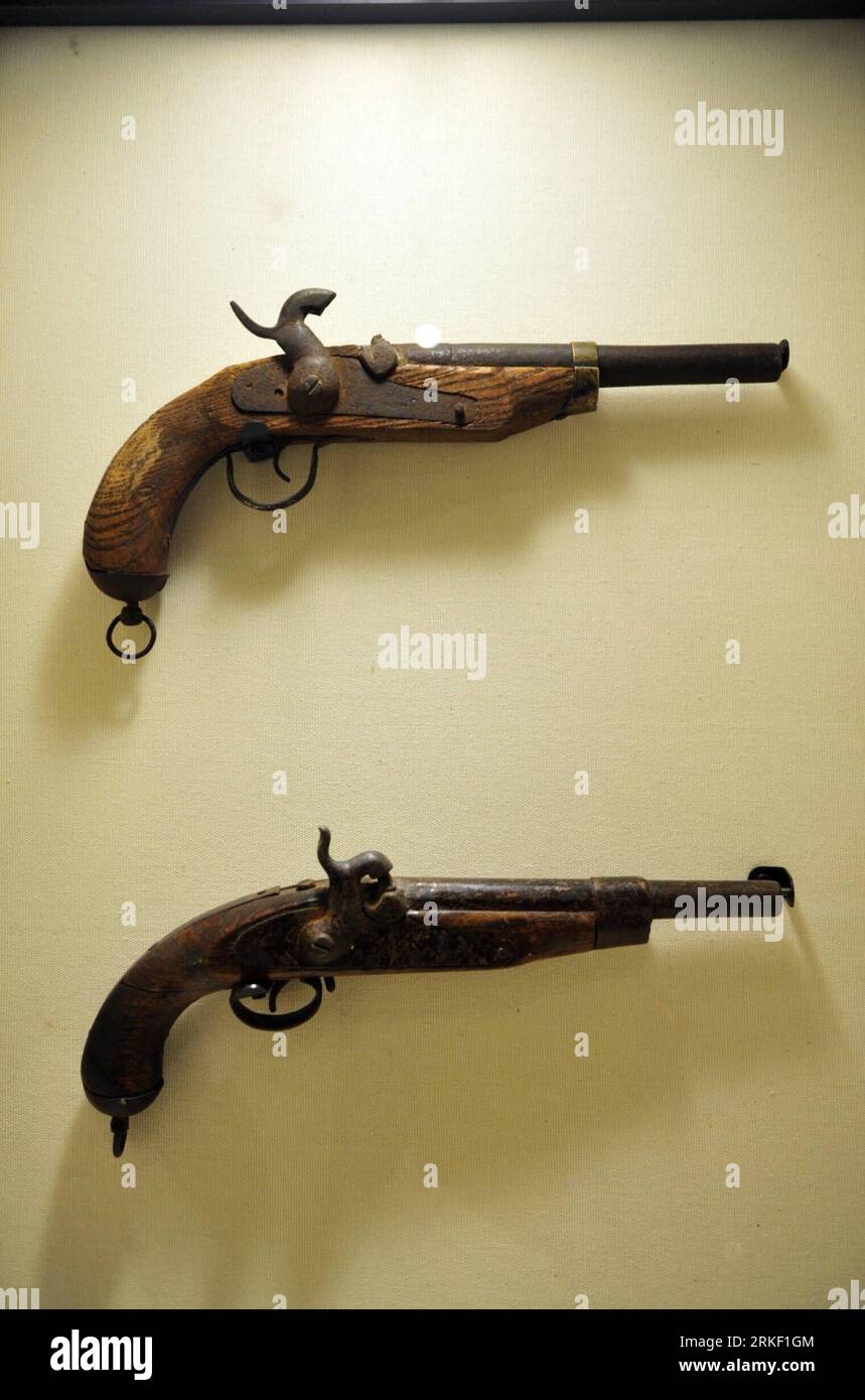 Bildnummer: 55325200 Datum: 08.05.2011 Copyright: imago/Xinhua (110508) -- PECHINO, 8 maggio 2011 (Xinhua) -- foto scattata l'8 maggio 2011 mostra pistole antiche esposte al Beijing Small Arms Museum in un servizio di tiro a Pechino, in Cina. Il museo delle armi di piccolo calibro sarà ufficialmente aperto al pubblico nei prossimi giorni, mostrando armi fabbricate in patria e all'estero. (Xinhua/Zhan Shanchen) (hdt) CHINA-BEIJING-SMALL ARMS-MUSEUM (CN) PUBLICATIONxNOTxINxCHN Gesellschaft kbdig xub 2011 hoch o0 pistole di Waffen Objekte alt alte Bildnummer 55325200 Date 08 05 2011 Copyright Imago XINHUA Beijing May Foto Stock
