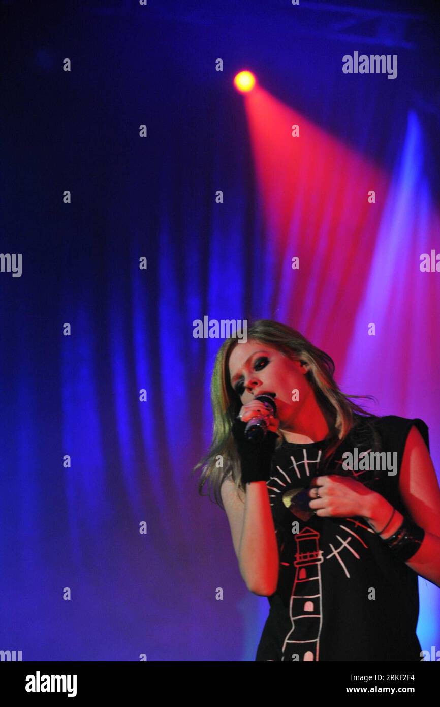 Bildnummer: 55329554 Datum: 09.05.2011 Copyright: imago/Xinhua (110509) -- SINGAPORE, 9 maggio 2011 (Xinhua) -- la rock star canadese Avril Lavigne si esibisce durante il concerto a Singapore il 9 maggio 2011. Avril Lavigne ha tenuto l'unico concerto a Singapore per promuovere il suo ultimo album - Goodbye Lullaby . (Xinhua/Then Chih Wey) (lyi) SINGAPORE-AVRIL LAVIGNE-CONCERT PUBLICATIONxNOTxINxCHN People Entertainment Musik Aktion kbdig xmk xo0x 2011 hoch Bildnummer 55329554 Data 09 05 2011 Copyright Imago XINHUA Singapore 9 maggio 2011 XINHUA Canadian Popular Rock Star Avril Lavigne si esibisce durante il T Foto Stock