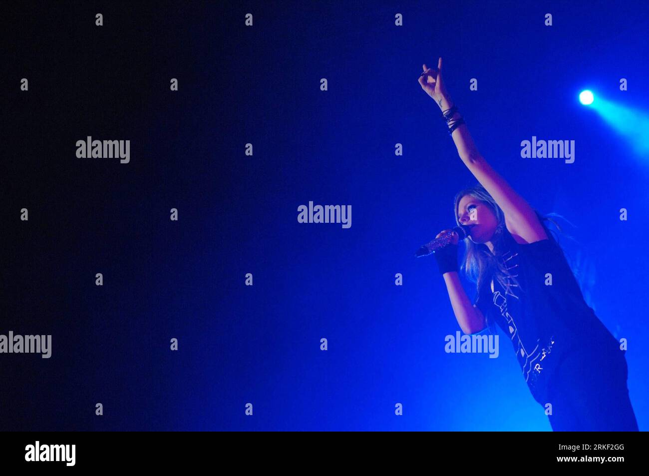 Bildnummer: 55329557 Datum: 09.05.2011 Copyright: imago/Xinhua (110509) -- SINGAPORE, 9 maggio 2011 (Xinhua) -- la rock star canadese Avril Lavigne si esibisce durante il concerto a Singapore il 9 maggio 2011. Avril Lavigne ha tenuto l'unico concerto a Singapore per promuovere il suo ultimo album - Goodbye Lullaby . (Xinhua/Then Chih Wey) (lyi) SINGAPORE-AVRIL LAVIGNE-CONCERT PUBLICATIONxNOTxINxCHN People Entertainment Musik Aktion kbdig xmk xo0x 2011 quer Bildnummer 55329557 Data 09 05 2011 Copyright Imago XINHUA Singapore 9 maggio 2011 XINHUA Canadian Popular Rock Star Avril Lavigne si esibisce durante il T Foto Stock