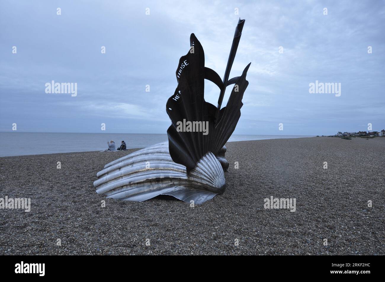 Scultura di Maggie Hambling's Scallop sulla spiaggia di Aldeburgh, Suffolk, Inghilterra, Regno Unito Foto Stock