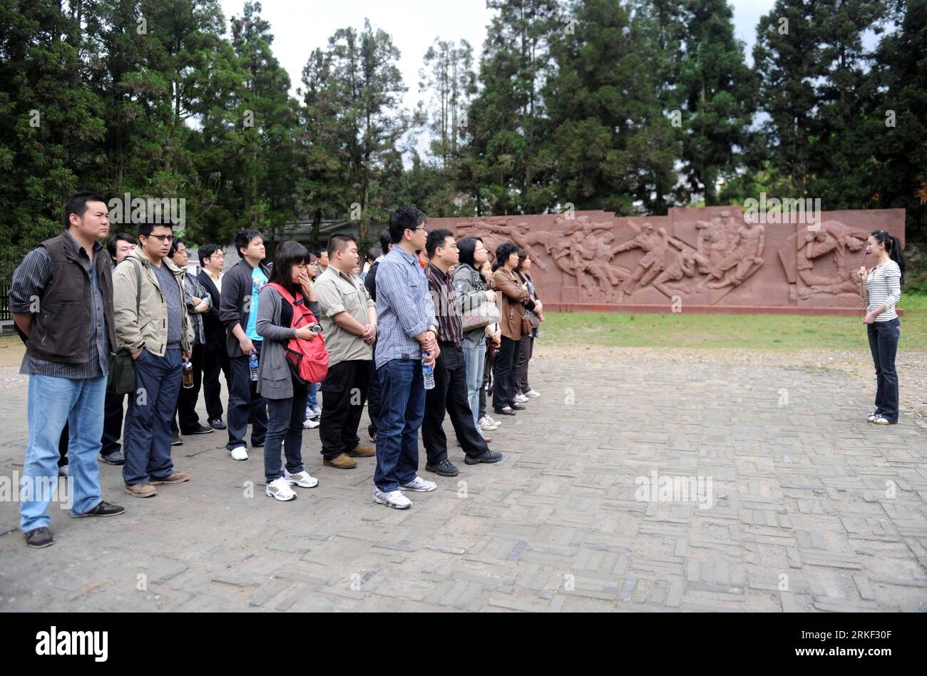 Bildnummer: 55333537 Datum: 10.05.2011 Copyright: imago/Xinhua (110510) -- JINGANGSHAN, 10 maggio 2011 (Xinhua) -- studenti della China Executive Leadership Academy a Jinggangshan (CELAJ) visita l'ex sito del 4th Miltant Hospital of Chinese Army a Jinggangshan, East China S Jiangxi Province, 30 aprile 2011. Coprendo un'area di 661 chilometri quadrati, i monti Jinggangshan -- dove nel 1927 il presidente del Partito Comunista Cinese Mao Zedong e i suoi compagni fondarono la prima base rurale della rivoluzione -- sono noti come la culla della rivoluzione cinese. China Executive Lea Foto Stock