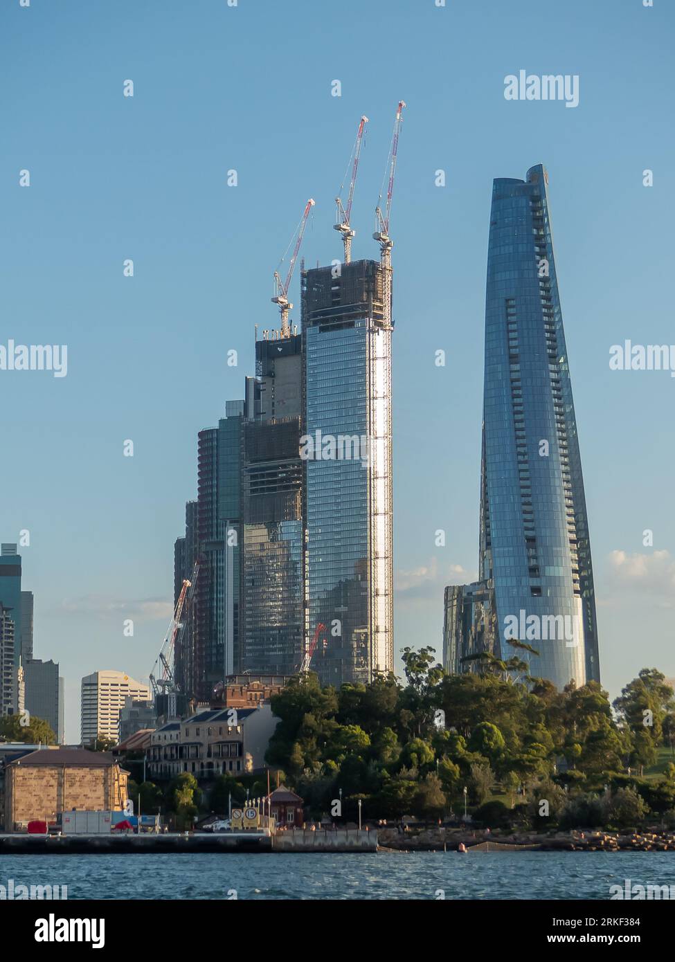 Lo skyline di Sydney include l'edificio piu' alto di Sydney, l'hotel Crown Sydney (chiamato anche un Barangaroo) e il blocco della torre degli appartamenti. Foto Stock