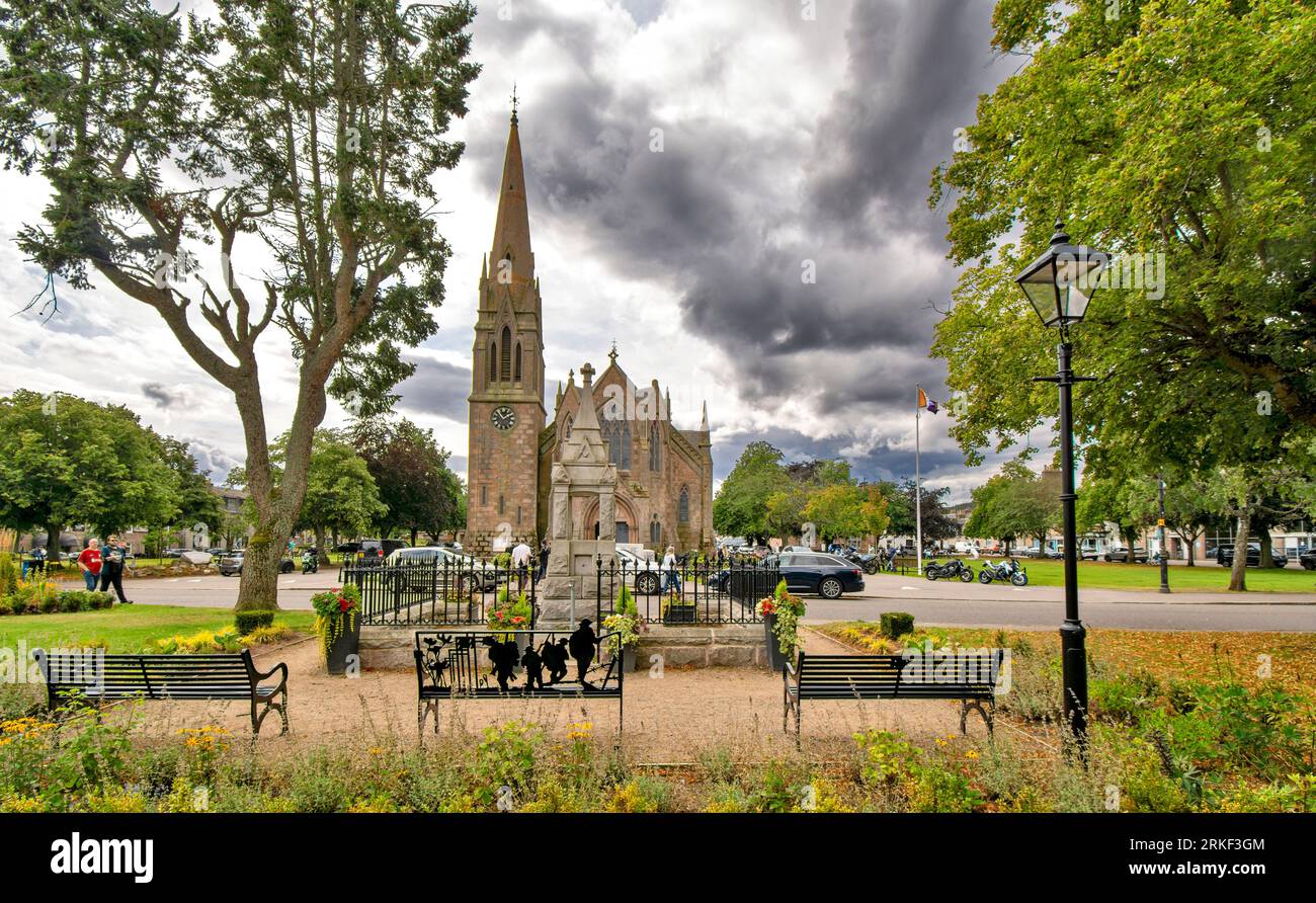 Ballater Aberdeenshire Scotland Glenmuick Church e sedili commemorativi in ferro battuto nel giardino commemorativo Foto Stock