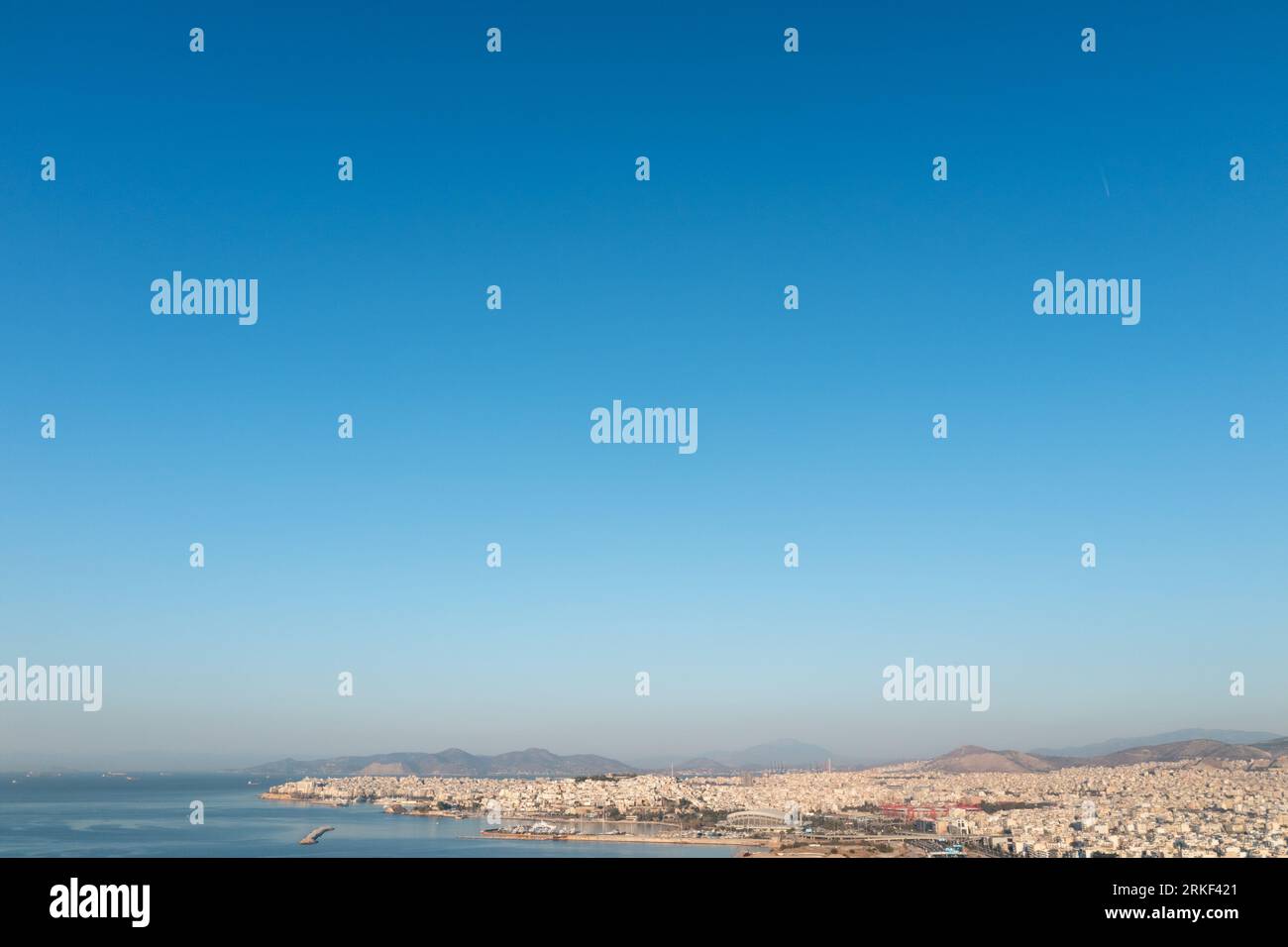Vista inclinata del porto del Pireo: Il vivace centro marittimo di Atene Foto Stock