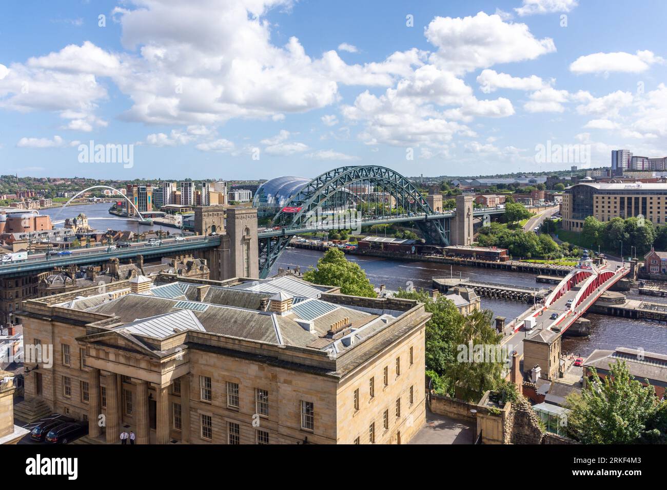 Fiume Tyne e Gateshead dal castello di Newcastle, The Black Gate, Newcastle upon Tyne, Tyne and Wear, Inghilterra, Regno Unito Foto Stock