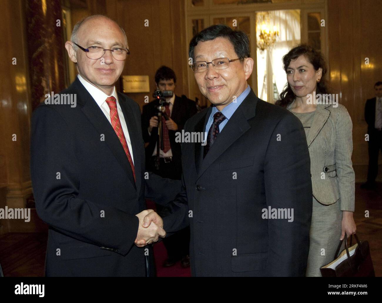 Bildnummer: 55342717  Datum: 12.05.2011  Copyright: imago/Xinhua (110513) -- BUENOS AIRES, May 13, 2011 (Xinhua) -- Argentine Foreign Minister Hector Timerman (L) and Chinese Commerce Minister Chen Deming shake hands prior to their meeting in Buenos Aires, Argentina, May 12, 2011. Chen Deming arrived here on Wednesday for a visit aimed at strengthening the bilateral strategic partnership and consolidating Sino-Argentinian trade relations. (Xinhua/Martin Zabala) (djj) ARGENTINA-BUENOS AIRES-CHINA-CHEN DEMING PUBLICATIONxNOTxINxCHN Politik People xo0x kbdig xub 2011 quer premiumd     Bildnummer Foto Stock