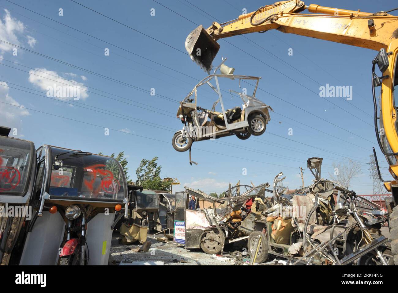 Bildnummer: 55344328 Datum: 12.05.2011 Copyright: imago/Xinhua (110512) -- PECHINO, 12 maggio 2011 (Xinhua) -- un escavatore distrugge tricicli a motore confiscati per operazioni commerciali illegali in una fabbrica di disassemblaggio di veicoli nel distretto di Mentougou di Pechino, capitale della Cina, 12 maggio 2011. Un totale di 1.000 tricicli a motore illegali sono stati distrutti qui giovedì. (Xinhua/li Lianjie) (zn) CHINA-BEIJING-ILLEGAL MOTOR TRICYCLES-DESTROY (CN) PUBLICATIONxNOTxINxCHN Gesellschaft Verkehr Strasse CHN zerstören Motordreirad Tricycle Vernichtung kbdig xng 2011 quer o0 Plagiat, Beschlagnahme Bildnumm Foto Stock