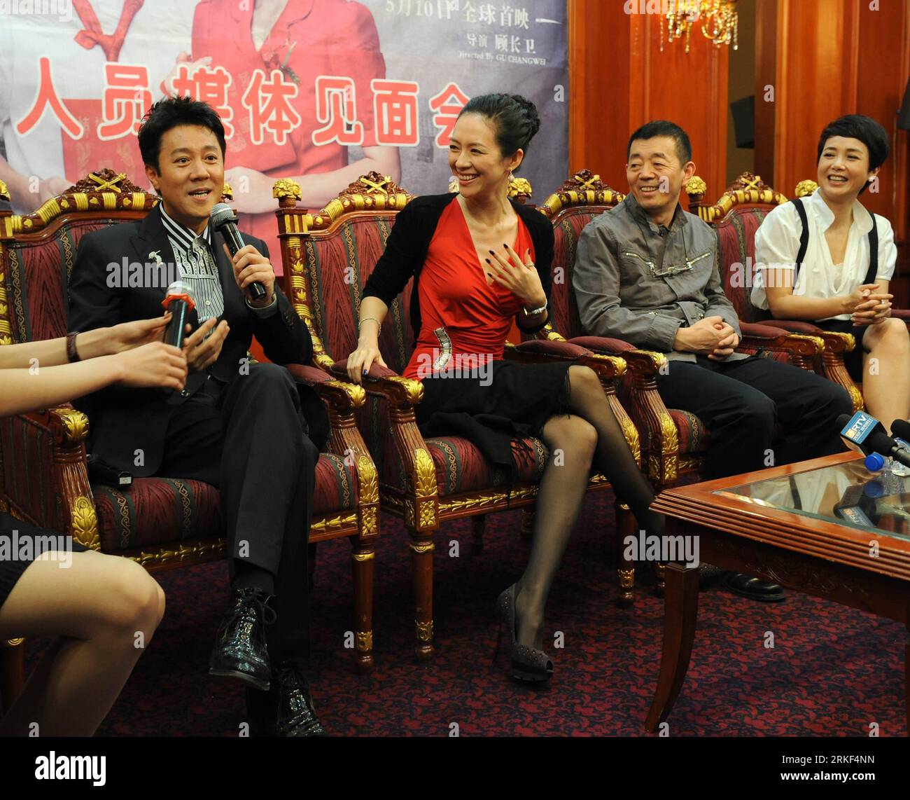 Bildnummer: 55344404 Datum: 13.05.2011 Copyright: imago/Xinhua (110513) -- SHENYANG, 13 maggio 2011 (Xinhua) -- gli attori Cai Guoqing (L), Zhang Ziyi (2nd L), il regista GU Changwei (2nd R) e l'attrice Jiang Wenli partecipano a una conferenza stampa per promuovere il loro nuovo film Till Death Do Us Part a Shenyang, capitale della provincia di Liaoning della Cina nordorientale, il 13 maggio 2011. (Xinhua/li Gang) (zn) CHINA-LIAONING-SHENYANG-ENTERTAINMENT-FILM-TILL DEATH DO US PART (CN) PUBLICATIONxNOTxINxCHN Entertainment People Film Filmpremiere kbdig xcb 2011 quadrat Bildnummer 55344404 Data 13 05 2011 Copyright Imago XINHUA S Foto Stock