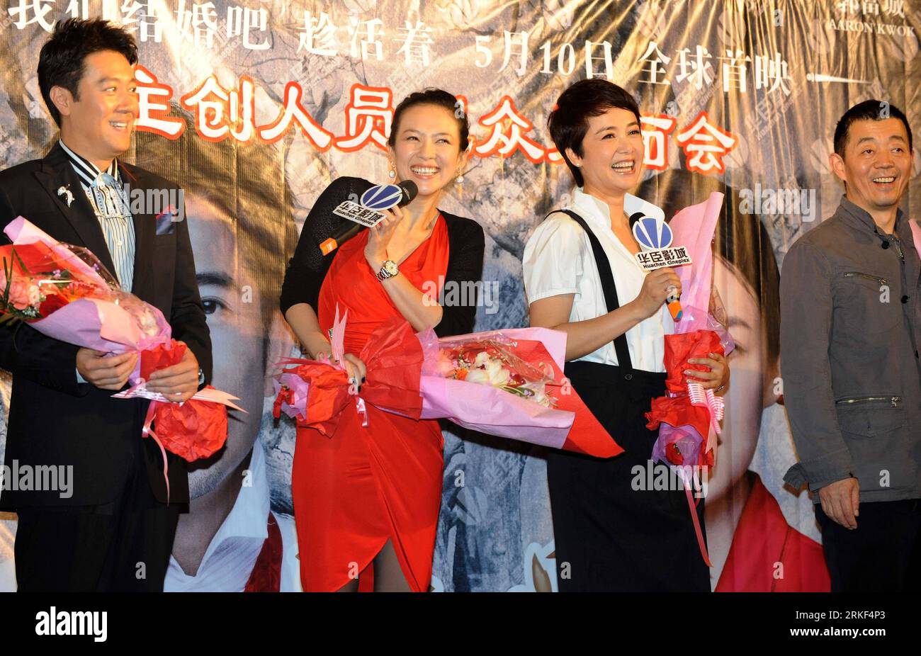 Bildnummer: 55344405 Datum: 13.05.2011 Copyright: imago/Xinhua (110513) -- SHENYANG, 13 maggio 2011 (Xinhua) -- gli attori Cai Guoqing (L), Zhang Ziyi (2nd L), Jiang Wenli (2nd R) e il regista GU Changwei partecipano a una conferenza stampa per promuovere il loro nuovo film Till Death Do Us Part a Shenyang, capitale della provincia di Liaoning della Cina nordorientale, il 13 maggio 2011. (Xinhua/li Gang) (zn) CHINA-LIAONING-SHENYANG-ENTERTAINMENT-FILM-TILL DEATH DO US PART (CN) PUBLICATIONxNOTxINxCHN Entertainment People Film Filmpremiere kbdig xcb 2011 quer Bildnummer 55344405 Data 13 05 2011 Copyright Imago XINHUA Shenyang maggio Foto Stock