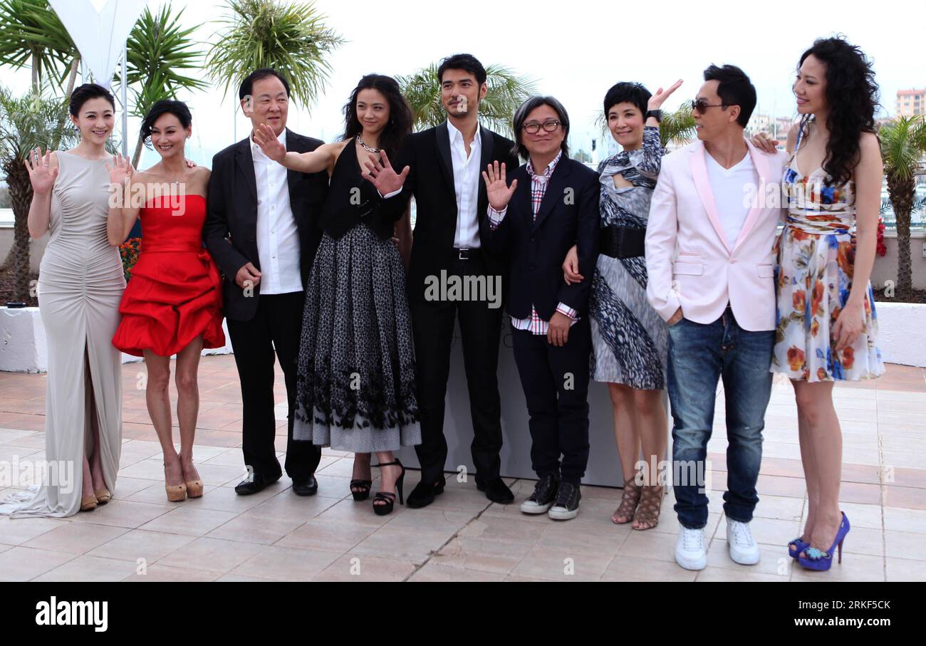 Bildnummer: 55348096 Datum: 14.05.2011 Copyright: imago/Xinhua (110514) -- CANNES, 14 maggio 2011 (Xinhua) -- li Xiaoran (L), Kara Hui (2nd L), Takeshi Kaneshiro (C), attrice Tang Wie (4th L), Peter Chan (4th R) con sua moglie Cecilia Wang (R), Sandra ng Kwan Yu (3rd), Donnie Yen (R) e altri membri del cast si esibiscono durante il photocall di Wu Xia al 64° Festival di Cannes, in Francia, il 14 maggio 2011. (Xinhua/Gao Jing) (zcc) FRANCE-CANNES-WU XIA PUBLICATIONxNOTxINxCHN Kultur Entertainment People Film 64. Internationale Filmfestspiele Cannes Photocall kbdig xkg 2011 quer o0 Wuxia, li Foto Stock