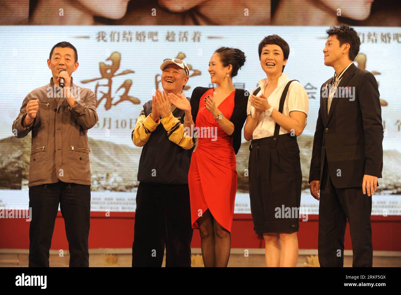 Bildnummer: 55348600 Datum: 14.05.2011 Copyright: imago/Xinhua SHENYANG, 14 maggio 2011 (Xinhua) -- il regista GU Changwei (1st L), gli attori Zhao Benshan (2nd L), Zhang Ziyi (3rd L), Jiang Wenli (2nd R) e Cai Guoqing (1st R) partecipano a un incontro dei fan per promuovere il nuovo film Till Death Do Us Part a Shenyang, capitale della provincia di Liaoning della Cina nord-orientale, 14 maggio 2011. (Xinhua/Wang Jiang) (llp) CHINA-LIAONING-SHENYANG-ENTERTAINMENT-FILM-TILL DEATH DO US PART (CN) PUBLICATIONxNOTxINxCHN Entertainment People Film kbdig xkg 2011 quer o0 Mo shu wai zhuan Bildnummer 55348600 Data 14 05 2011 Copyright Imag Foto Stock