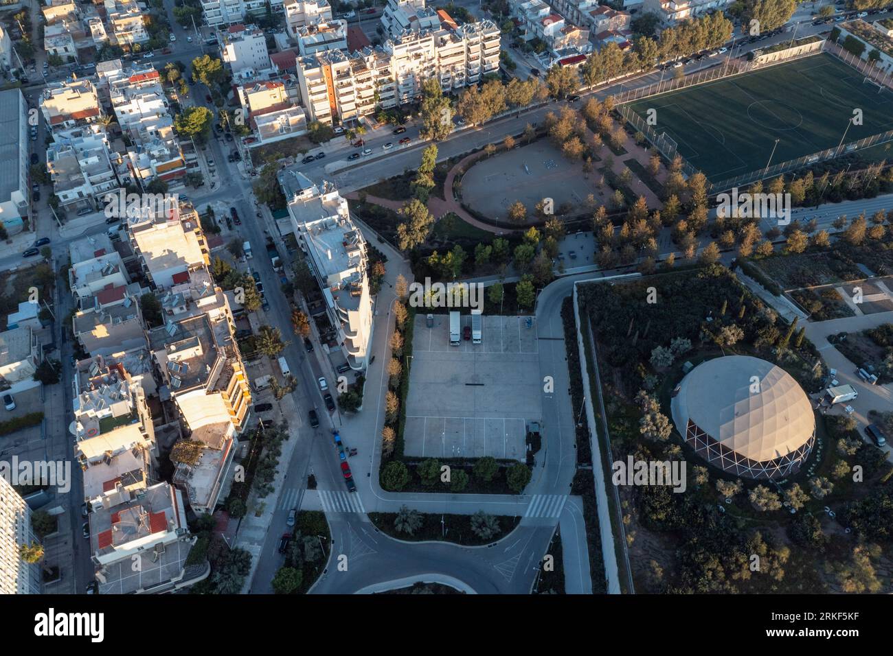 Frammento del giardino di Atene con sfondo residenziale: Una fetta di vita urbana Foto Stock