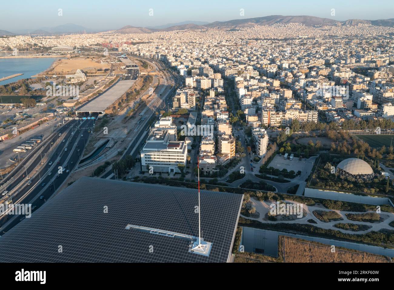 Il Sustainable Athens Opera House sul tetto si affaccia sulla strada ad alta velocità Foto Stock