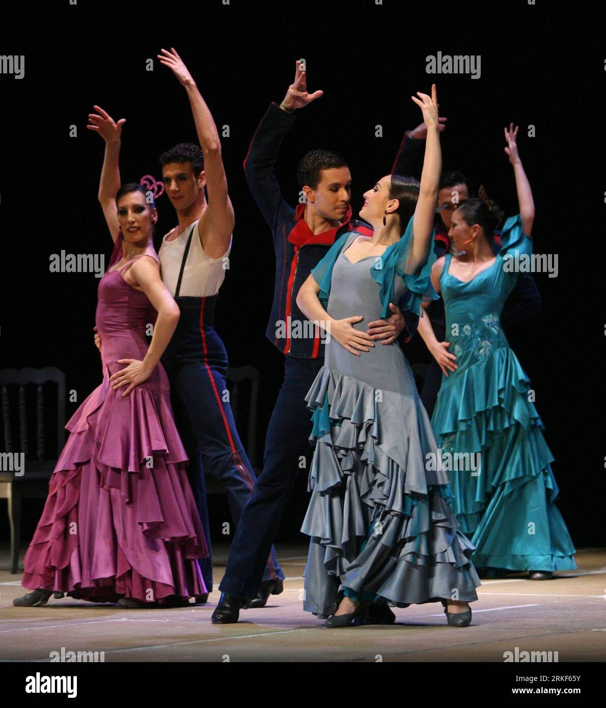 Bildnummer: 55350896 Datum: 15.05.2011 Copyright: imago/Xinhua (110515) -- DOHA, 15 maggio 2011 (Xinhua) -- i membri della compagnia Aida Gomez presentano Carmen , una performance di flamenco, durante l'apertura del mese Bravo! Festival di flamenco al Katara Drama Theatre di Doha, capitale del Qatar, 15 maggio 2011. (Xinhua/Maneesh Bakshi) (wjd) QATAR-FLAMENCO-FESTIVAL PUBLICATIONxNOTxINxCHN Kultur People Tanz Aktion xo0x kbdig xkg 2011 quadrat Aufmacher Bildnummer 55350896 Data 15 05 2011 Copyright Imago XINHUA 110515 Doha 15 maggio 2011 XINHUA membri della compagnia Aida Gomez presentano Carmen a Flamenco Foto Stock