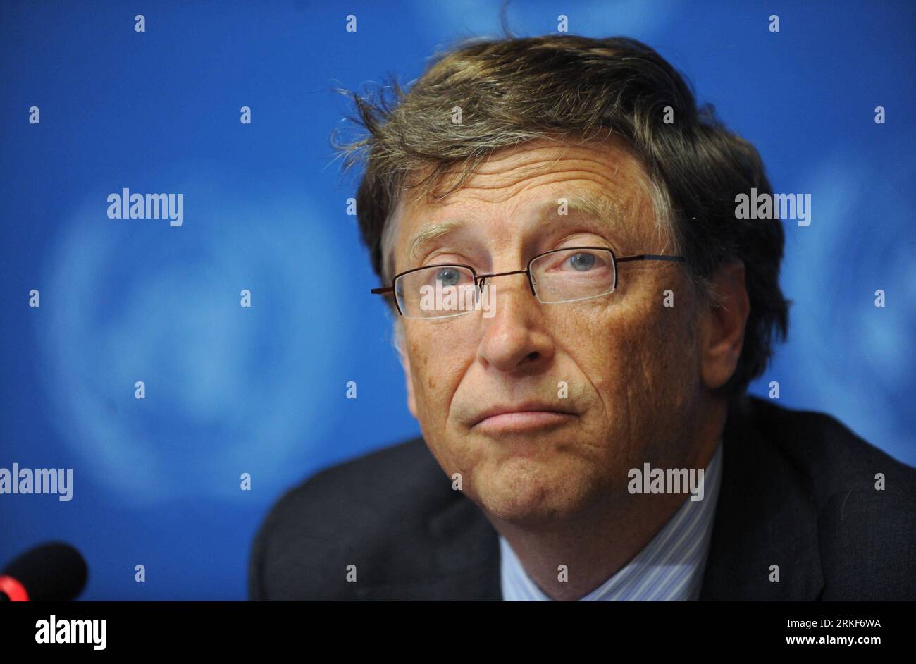 (110517) -- GINEVRA, 17 maggio 2011 (Xinhua) -- Bill Gates, co-presidente della Fondazione Bill&Melinda Gates, interviene in una conferenza stampa a seguito del discorso di apertura durante il 64° assemlby mondiale della sanità a Ginevra, in Svizzera, il 17 maggio 2011. Bill Gates ha sfidato i ministri della salute e i leader mondiali della salute a rendere i vaccini la loro priorità assoluta per salvare milioni di vite. (Xinhua/Yu Yang)(zcc) SVIZZERA-GINEVRA-WHA-BILL GATES PUBLICATIONxNOTxINxCHN Ginevra 17 maggio 2011 XINHUA Bill Gates il co-presidente della Fondazione Gates parla A una conferenza stampa a seguito del discorso di apertura durante il T Foto Stock