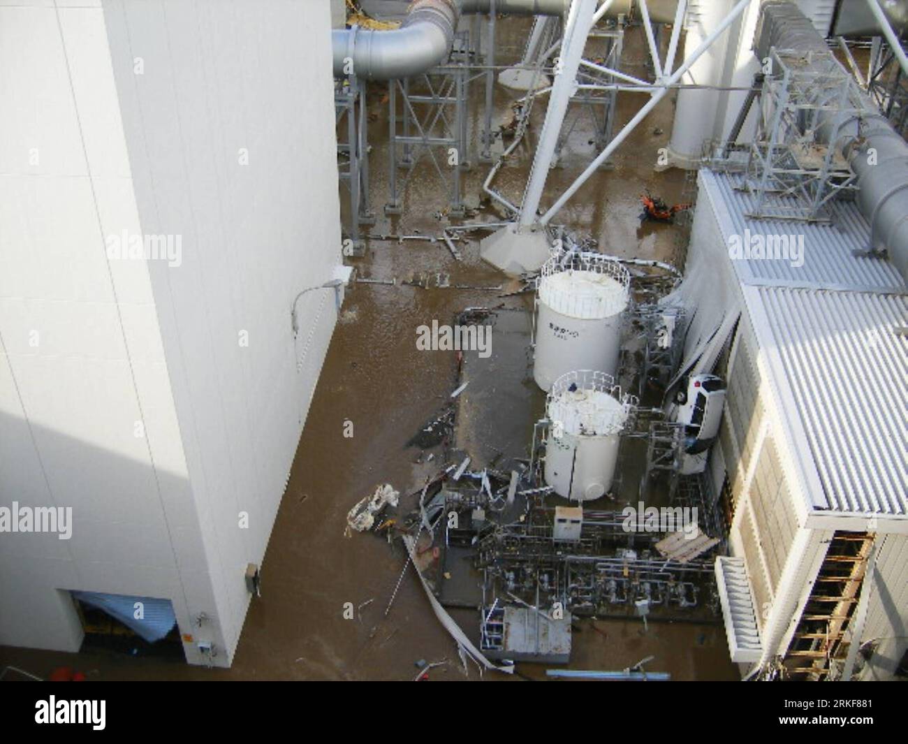 (110519) -- TOKYO, 19 maggio 2011 (Xinhua) -- foto rilasciata da Tokyo Electric Power Co. (TEPCO) il 19 maggio 2011 mostra l'acqua che precipita nella centrale nucleare di Fukushima No.1, dopo uno tsunami innescato da un terremoto, a Fukushima, l'11 marzo 2011. (Xinhua) (zx) JAPAN-TEPCO-FUKUSHIMA-TSUNAMI PUBLICATIONxNOTxINxCHN 110519 Tokyo 19 maggio 2011 XINHUA Photo rilasciata da Tokyo Electric Power Co Tepco IL 19 maggio 2011 mostra l'acqua che precipita nella centrale nucleare di Fukushima No 1 dopo uno tsunami innescato dal terremoto a Fukushima l'11 marzo 2011 XINHUA ZX Japan Tepco Fukushima tsunami PUBLICATIONxN Foto Stock