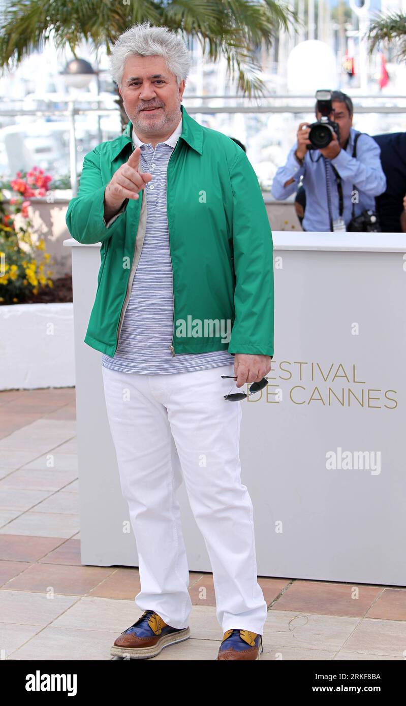 Bildnummer: 55366327 Datum: 19.05.2011 Copyright: imago/Xinhua (110519) -- CANNES, 19 maggio 2011 (Xinhua) -- il regista spagnolo Pedro Almodovar posa durante una photocall per il film la Piel Que Habito (la pelle in cui vivo) , durante il 64° Festival di Cannes, in Francia, 19 maggio 2011. (Xinhua/Gao Jing) (jl) FRANCIA-FESTIVAL DI CANNES-LA PIEL QUE HABITO PUBLICATIONxNOTxINxCHN Kultur Entertainment People Film 64. Internationale Filmfestspiele Cannes Photocall Freisteller kbdig xdp anteprima 2011 hoch Bildnummer 55366327 Data 19 05 2011 Copyright Imago XINHUA Cannes 19 maggio 2011 XINHUA Foto Stock