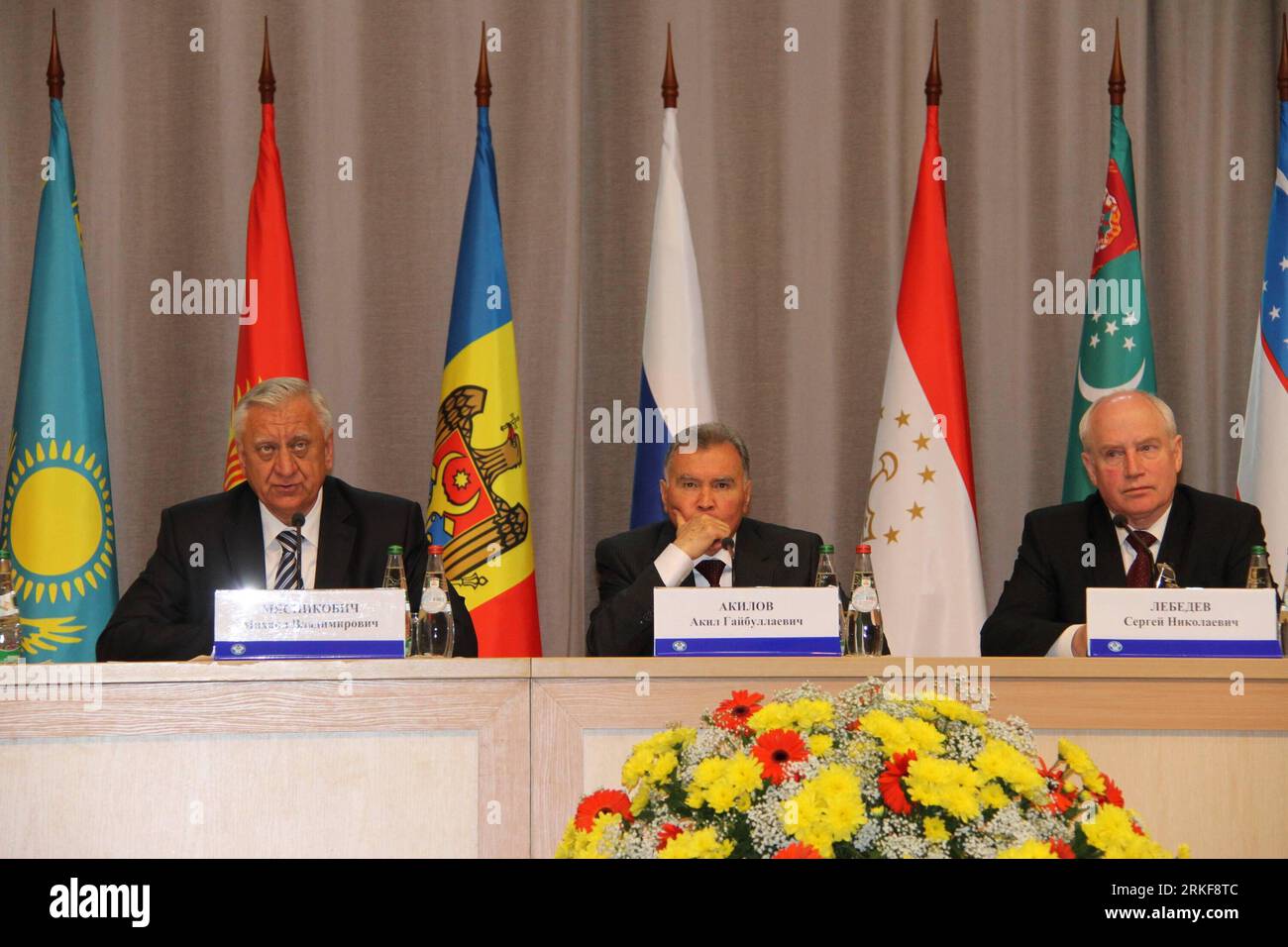 Bildnummer: 55372800 Datum: 20.05.2011 Copyright: imago/Xinhua (110519) -- MINSK, 19 maggio 2011 (Xinhua) -- il primo ministro bielorusso Michail Myasnikovich (L) partecipa a una conferenza stampa a Minsk, capitale della Bielorussia, 19 maggio 2011. I primi ministri dei paesi membri della Comunità degli Stati indipendenti (CSI) non sono riusciti a raggiungere un accordo sulla creazione di una zona di libero scambio durante la riunione dei capi di governo della CSI a Minsk, ha detto Myasnikovich giovedì. (Xinhua) BIELORUSSIA-CSI-RIUNIONE PUBLICATIONxNOTxINxCHN persone Politik kbdig xcb xo0x 2011 quer premiumd Bildnummer 55372800 da Foto Stock