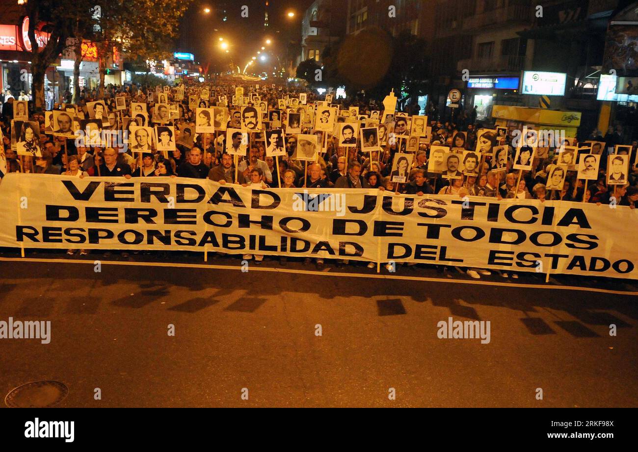 Bildnummer: 55379046 Datum: 20.05.2011 Copyright: imago/Xinhua (110521) -- MONTEVIDEO, 21 maggio 2011 (Xinhua) -- gli uruguaiani mostrano immagini di parenti scomparsi durante il regime militare (1973-1985), durante una manifestazione annuale a Montevideo, 20 maggio 2011. (Xinhua/ Nicolas Celaya) (lhh) URUGUAY-MONTEVIDEO-DEMONSTRATION PUBLICATIONxNOTxINxCHN Gesellschaft Demo Protest kbdig xdp premiumd 2011 quer o0 Gedenken, Opfer, Vermisste, verschwunden, Militärregime, Diktatur, Militärdiktatur, Angehörige Bildnummer 55379046 Data 20 05 2011 Copyright Imago XINHUA Montevideo 21 maggio 2011 XINHUA Foto Stock