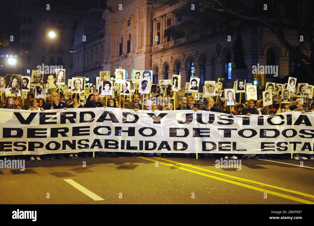 Bildnummer: 55379047 Datum: 20.05.2011 Copyright: imago/Xinhua (110521) -- MONTEVIDEO, 21 maggio 2011 (Xinhua) -- gli uruguaiani mostrano immagini di parenti scomparsi durante il regime militare (1973-1985), durante una manifestazione annuale a Montevideo, 20 maggio 2011. (Xinhua/ Nicolas Celaya) (lhh) URUGUAY-MONTEVIDEO-DEMONSTRATION PUBLICATIONxNOTxINxCHN Gesellschaft Demo Protest kbdig xdp premiumd 2011 quer o0 Gedenken, Opfer, Vermisste, verschwunden, Militärregime, Diktatur, Militärdiktatur, Angehörige Bildnummer 55379047 Data 20 05 2011 Copyright Imago XINHUA Montevideo 21 maggio 2011 XINHUA Foto Stock