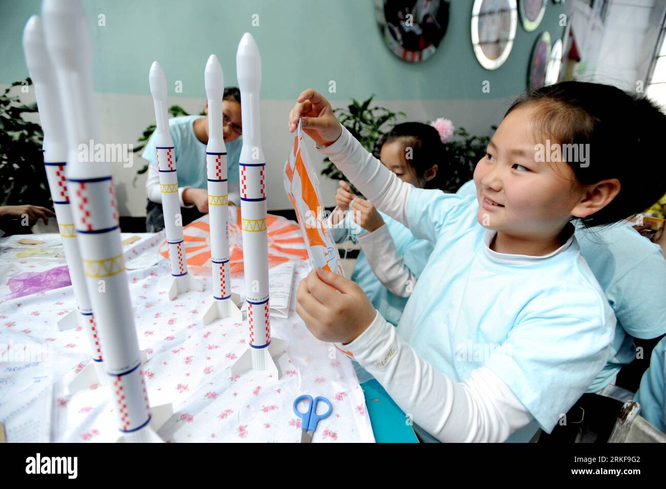 Bildnummer: 55382257 Datum: 21.05.2011 Copyright: imago/Xinhua (110521) -- SHENYANG, 21 maggio 2011 (Xinhua) -- i bambini fanno modelli di razzo durante il 1 ° mese di Scienza e tecnologia dei bambini di Shenyang, a Shenyang, provincia di Liaoning della Cina nord-orientale, 21 maggio 2011. La cerimonia di lancio del 1° mese della Scienza e della tecnologia per bambini di Shenyang si è tenuta sabato presso il Centro attività per bambini di Shenyang, con il tema della Scienza e della tecnologia Make the Dream Fly . Si terrà una serie di attività scientifiche per stimolare gli interessi scientifici dei bambini e le capacità di innovazione. (Xinhua/Z Foto Stock