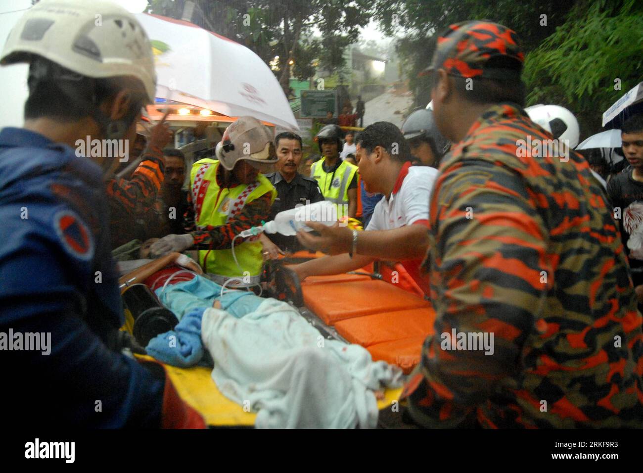Bildnummer: 55384778 Datum: 21.05.2011 Copyright: imago/Xinhua (110521) -- SELANGOR, 21 maggio 2011 (Xinhua) -- Un sopravvissuto alle frane viene trasferito all'ospedale di Hulu Langat, un distretto nella parte sud-orientale di Selangor, Malesia, 21 maggio 2011. Tre sono stati uccisi e altri 11 sono ancora intrappolati dalla frana di sabato. (Xinhua/Chong Voon Chung) (ybg) MALESIA-SELANGOR-LANDSLIDE PUBLICATIONxNOTxINxCHN Gesellschaft Erdrutsch Rettungseinsatz premiumd kbdig xsp 2011 quer o0 Verletzte, Rettungskräfte Bildnummer 55384778 Date 21 05 2011 Copyright Imago XINHUA Selangor May 21 2011 XINHUA A la Foto Stock
