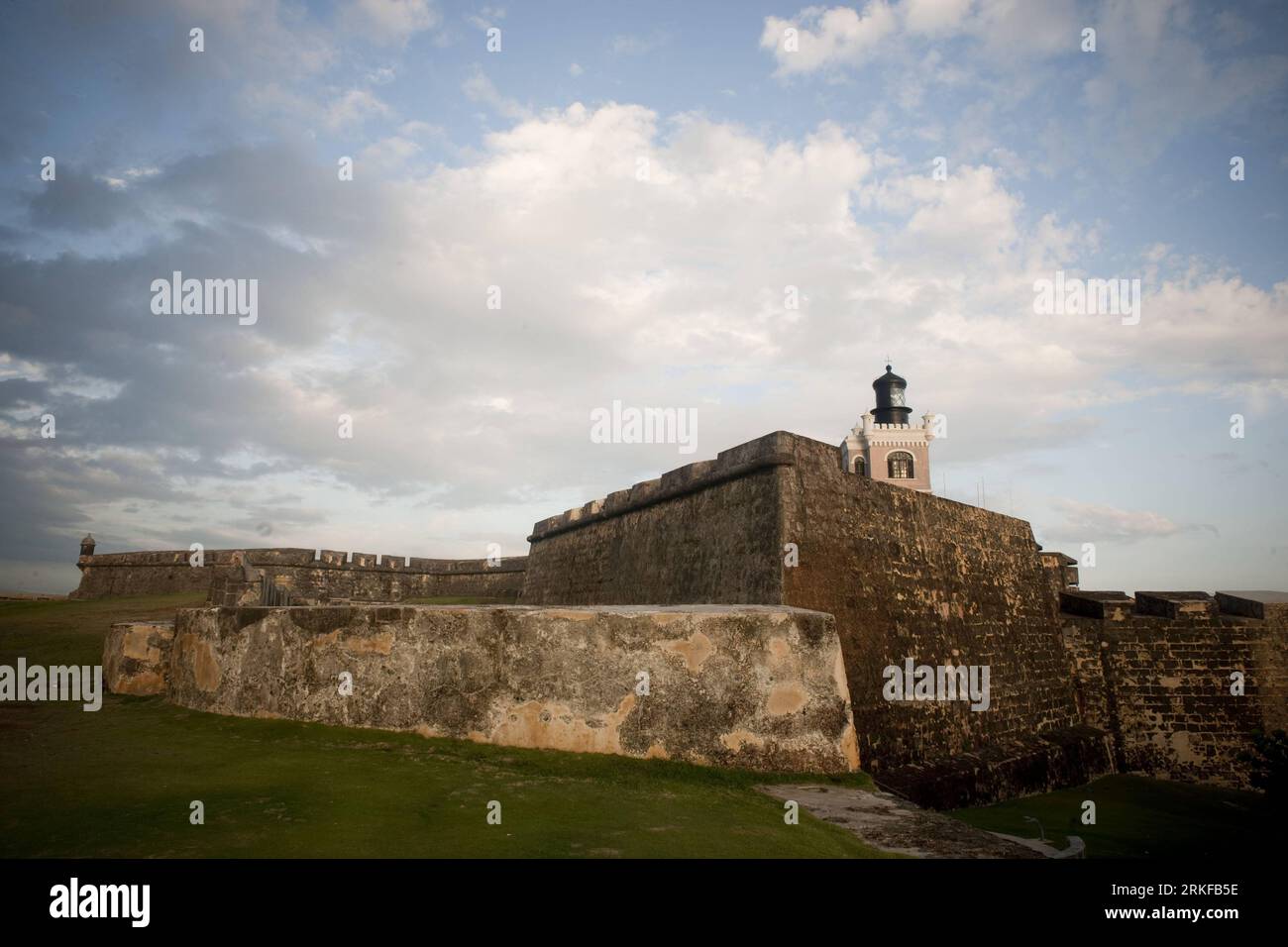 Bildnummer: 55392416 Datum: 19.05.2011 Copyright: imago/Xinhua (110524) -- , 24 maggio 2011 (Xinhua) -- foto scattata il 19 maggio 2011 mostra San Felipe del Morro a San Juan, Porto Rico. Tra il XV e il XIX secolo, una serie di strutture difensive furono costruite in questo punto strategico del Mar dei Caraibi per proteggere la città e la baia di San Juan. Gli elementi principali della massiccia fortificazione di San Juan sono la Fortaleza, i tre forti di San Felipe del Morro, San Cristobal e San Juan de la Cruz (El Canuelo) e una grande parte delle mura cittadine. Rappresentano una visualizzazione fine dell'Euro Foto Stock