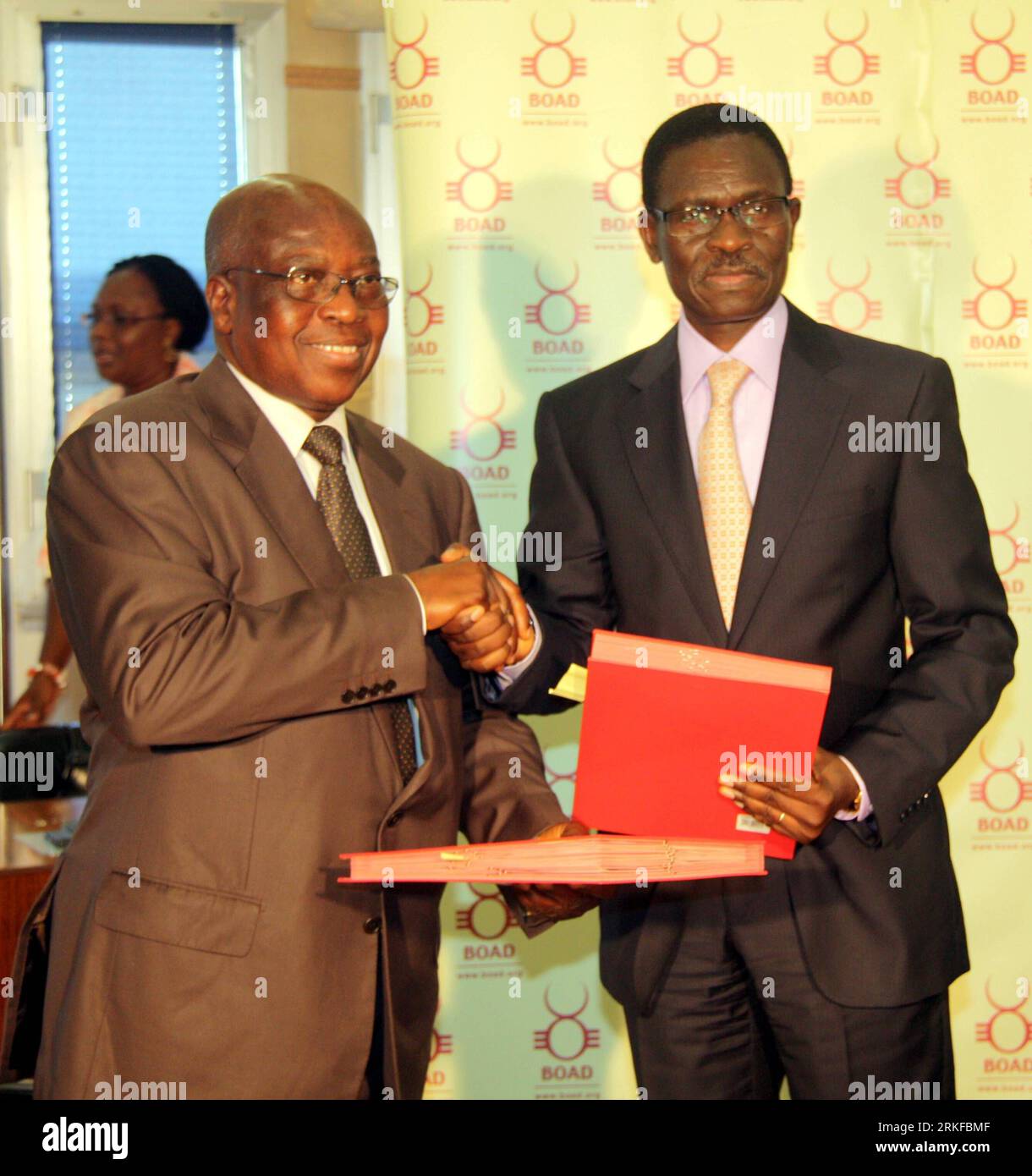 Bildnummer: 55394465 Datum: 24.05.2011 Copyright: imago/Xinhua (110524) -- LOME, 24 maggio 2011 (Xinhua) -- il ministro togolese dell'economia e delle finanze Adji Oteth Ayassor (L) stringe la mano a Christian Adovelande, presidente della West African Development Bank (BOAD) dopo aver firmato un accordo su un prestito del valore di 27,5 miliardi di franchi CFA, a Lomé, capitale del Togo, il 24 maggio 2011. (Xinhua/Koffi Tovor) (lyi) TOGO-LOME-BOAD-LOAN-AGREEMENT PUBLICATIONxNOTxINxCHN xo0x Politik people kbdig xng 2011 quadrat Bildnummer 55394465 Data 24 05 2011 Copyright Imago XINHUA Lome May 24 2011 XINHUA Togo Harves Foto Stock