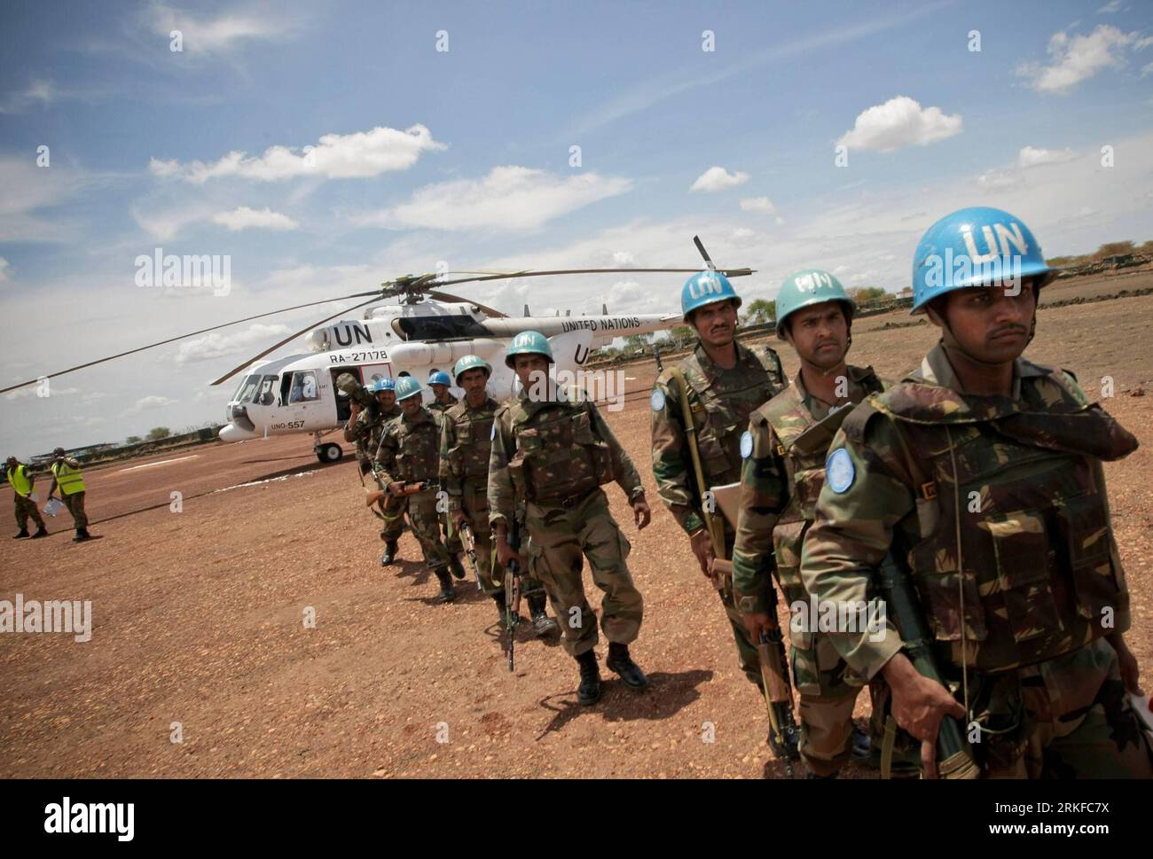 (110525) - ABYEI (SUDAN), 25 maggio 2011 (Xinhua) - la foto scattata il 24 maggio 2011, e rilasciato dalla missione delle Nazioni Unite in Sudan (UNMIS) il 25 maggio 2011, mostra l'arrivo della prima delle 125 truppe del battaglione della riserva della forza indiana schierate nella città di Abyei per rafforzare quelle già sul terreno che prestano servizio con l'operazione internazionale di mantenimento della pace. La missione delle Nazioni Unite in Sudan (UNMIS) martedì ha detto che più di 15.000 civili sono fuggiti da Abyei nella zona di Agok nel sud del Sudan dopo che le forze armate sudanesi (SAF) avevano controllato Abyei.(Xinhua/UNMIS PHOTO / Stuart Price) (lhh) SUDAN- Foto Stock