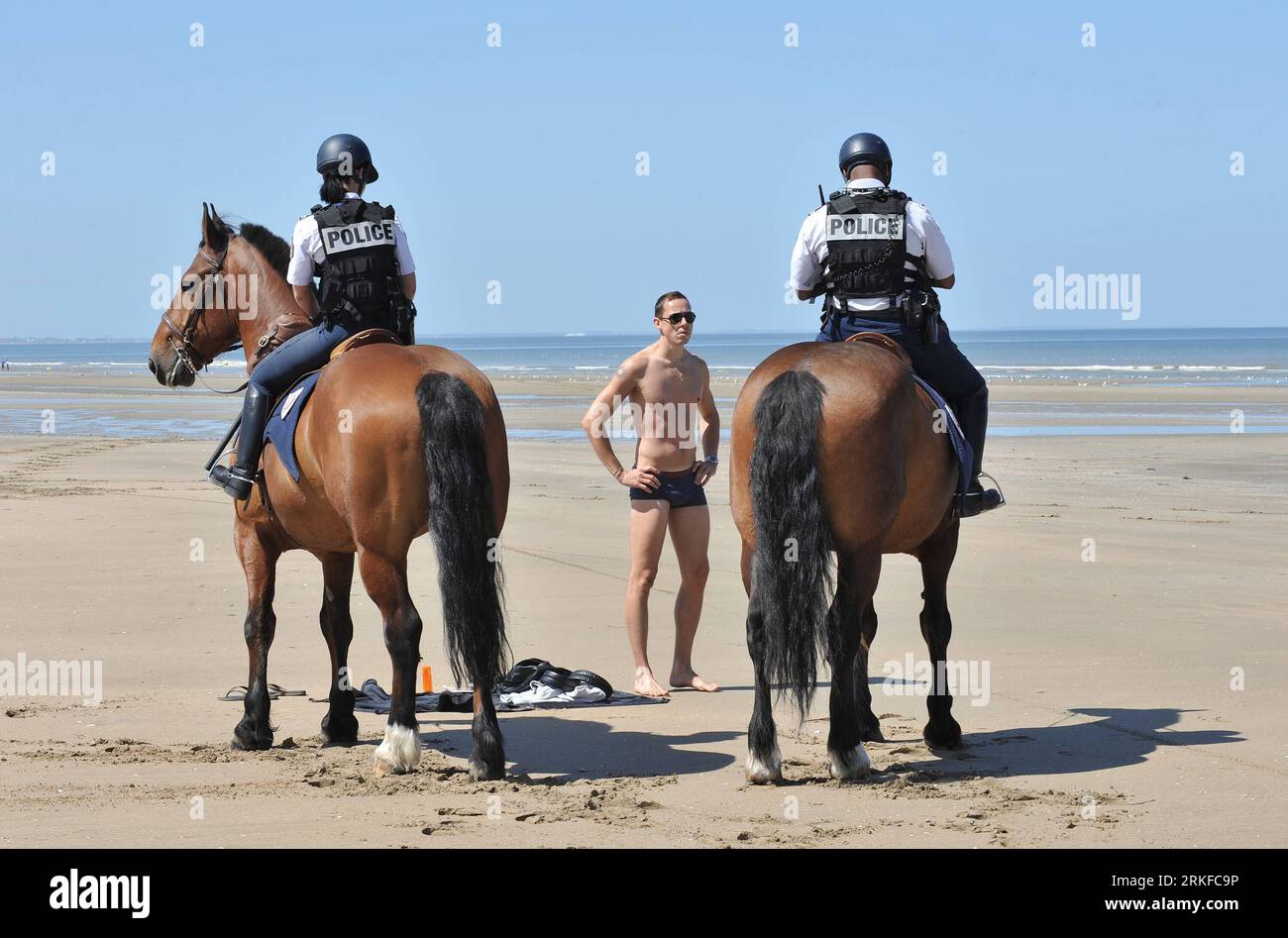 Bildnummer: 55396035 Datum: 25.05.2011 Copyright: imago/Xinhua (110525) - DEAUVILLE (FRANCIA), 25 maggio 2011 (Xinhua) - i gendarmi francesi controllano il documento di un solarium come parte delle misure di sicurezza prima della vetta del G8 su una spiaggia a Deauville, Francia settentrionale, 25 maggio 2011. Il G8 Leaders Summit si svolgerà dal 26 al 27 maggio. (Xinhua/Wu Wei)(lhh) FRANCIA- DEAUVILLE-SECURITY PUBLICATIONxNOTxINxCHN Gesellschaft Politik Vorschau Vorbereitung G8 G 8 Treffen Kontrolle Sicherheit kbdig xub 2011 quer kurios Komik o0 Strand, Polizei, Polizist, beritten, Personenkontrolle, Bildnummer 55396035 Data 25 Foto Stock