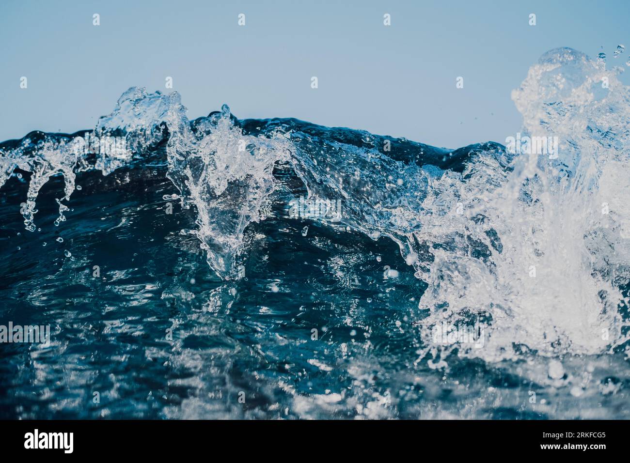 Primo piano ripresa dettagliata di una piccola onda di rottura Foto Stock