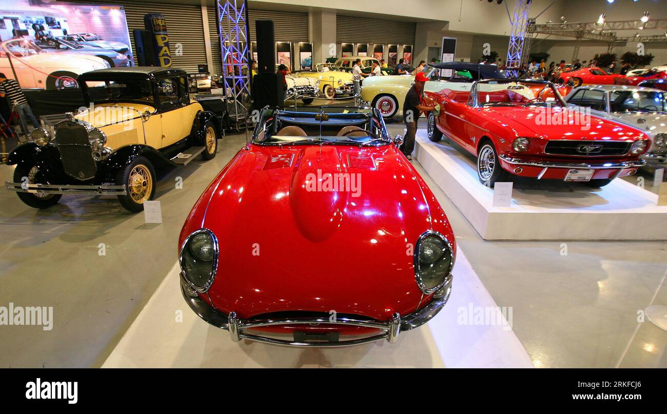 Bildnummer: 55399542 Datum: 26.05.2011 Copyright: imago/Xinhua (110526) -- MANILA, 26 maggio 2011 (Xinhua) -- varie auto d'epoca sono in mostra durante il Grand 3-Ring Motoring Event a Pasay City, nelle Filippine il 26 maggio 2011. Questa è la ventesima edizione del salone automobilistico del paese. (Xinhua/Rouelle Umali)(jy) MANILA-FILIPPINE-EVENTO MOTORISTICO PUBLICATIONxNOTxINxCHN Wirtschaft Autoindustrie AUTO AUTOMESSE Messe kbdig xkg 2011 quer o0 Oldtimer Freisteller Objekte Bildnummer 55399542 Data 26 05 2011 Copyright Imago XINHUA Manila maggio 26 2011 XINHUA varie auto d'epoca sono IN mostra Foto Stock
