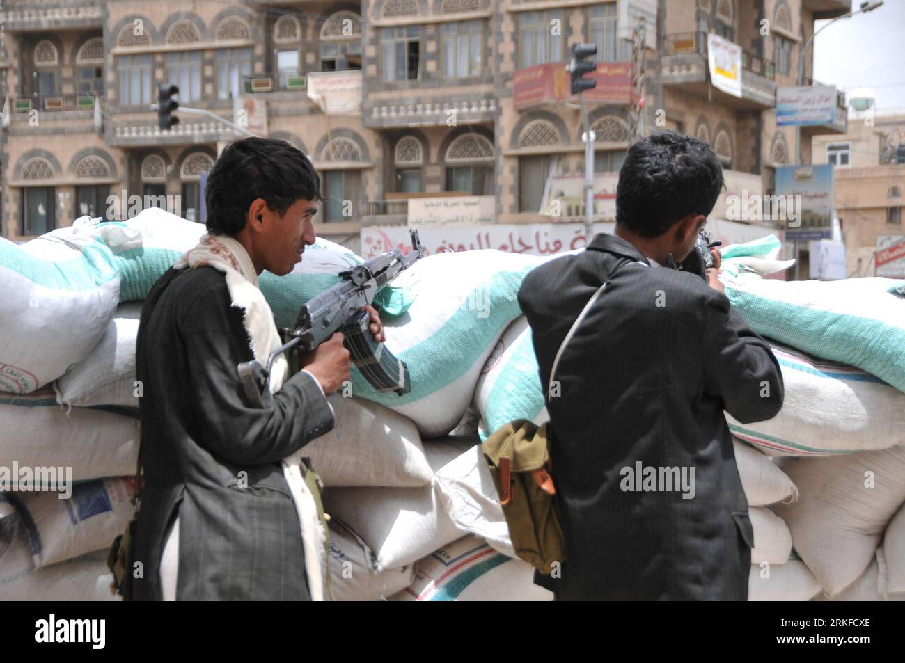 Bildnummer: 55400145 Datum: 26.05.2011 Copyright: imago/Xinhua (110526) - SANAA, 26 maggio 2011 (Xinhua) - i militanti tribali dello Yemen combattono con le forze governative a Sanaa, Yemen, 26 maggio 2011. Almeno 28 militanti tribali sono stati uccisi in un'esplosione in un deposito di armi durante le battaglie notturne nella capitale dello Yemen, Sanaa, mentre il presidente Ali Abdullah Saleh ordina l'arresto del leader tribale dell'opposizione per una battaglia con armi, ha detto giovedì il ministero della difesa del paese. (Xinhua) (zw) YEMEN-SANAA-UNREST PUBLICATIONxNOTxINxCHN Gesellschaft Politik Kämpfe Strassenkämpfe Unruhen Revolte Aufstand kbdig xub Foto Stock