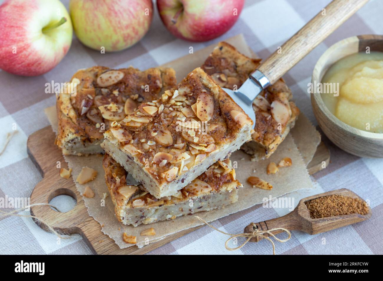 torta di mele vegana con mandorle a fette e zucchero di cocco su tavola di legno Foto Stock