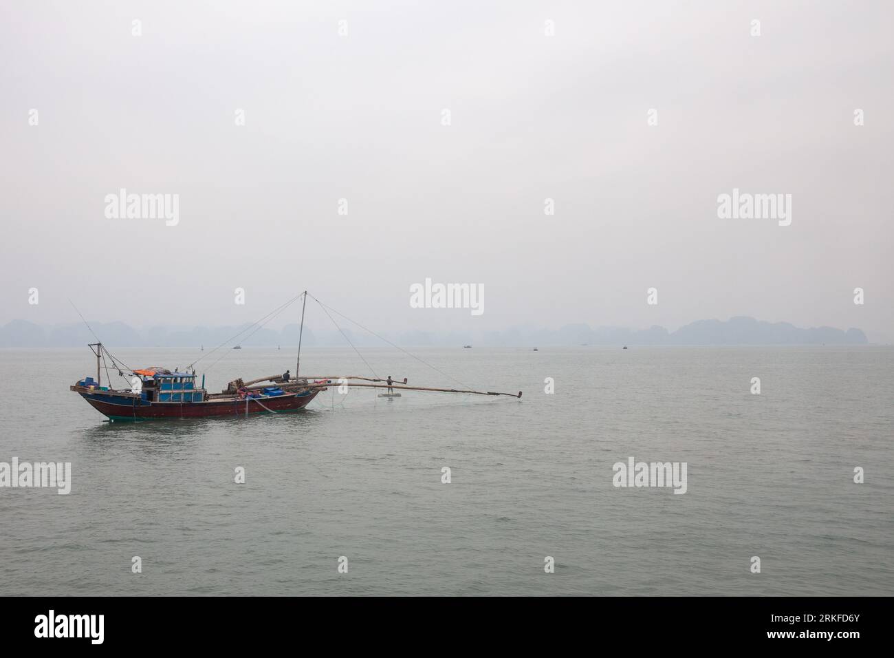 Tradizionale peschereccio vietnamita sulla baia Foto Stock