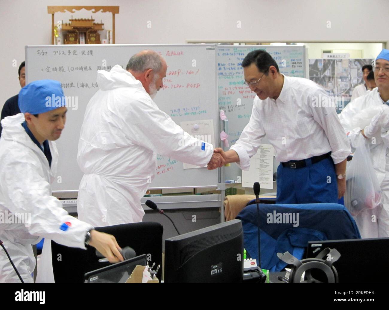 Bildnummer: 55402859  Datum: 27.05.2011  Copyright: imago/Xinhua FUKUSHIMA, May 27, 2011 (Xinhua) -- Mike Weightman (2nd L), Britain s Chief Inspector of Nuclear Installations and the head of a group of international atomic experts, is greeted by Masao Yoshida, plant chief of the crippled Tokyo Electric Power Co.(TEPCO) s Fukushima Daiichi nuclear power plant, in Fukushima Prefecture, in this handout photo taken and released by TEPCO on May 27, 2011. (Xinhua) (lhh) JAPAN- FUKUSHIMA-IAEA PUBLICATIONxNOTxINxCHN Wirtschaft China kbdig xdp 2011 quer o0 Internationale Atomenergie-Organisation IAEO Foto Stock