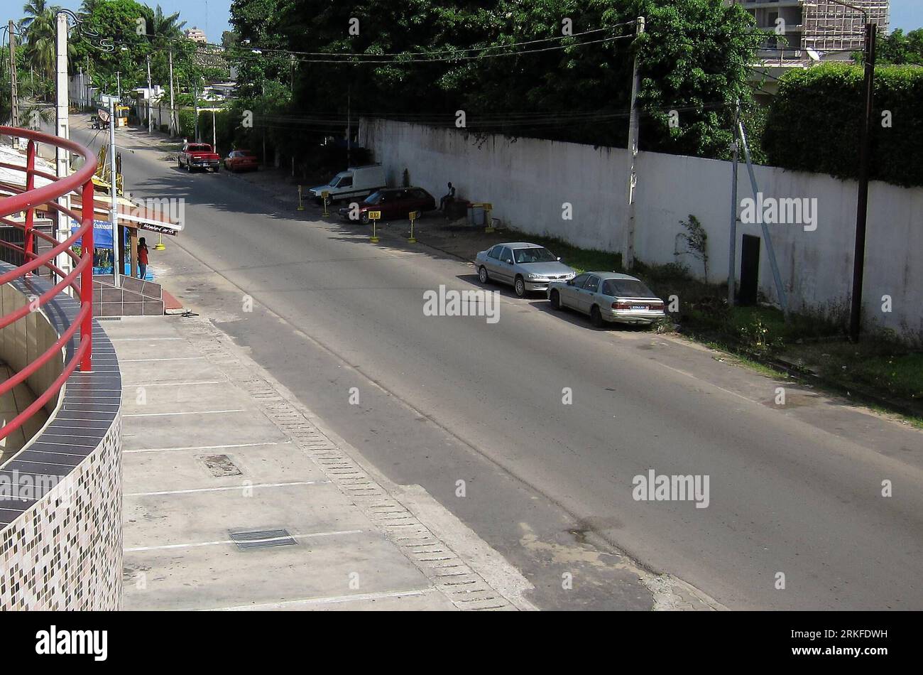 Bildnummer: 55404998 Datum: 27.05.2011 Copyright: imago/Xinhua (110527) -- ABIDJAN, 27 maggio 2011 (Xinhua) -- i pedoni sono a malapena visti sulla Mercedes Street ad Abidjan, Costa d'Avorio, nella foto del file scattata il 31 marzo 2011. Come luogo per i musulmani di fare preghiere settimanali del venerdì prima della crisi post-elettorale, la Mercedes Street una volta è diventata vuota durante gli scontri di aprile. Ora le preghiere tornano in strada il venerdì, poiché Calm torna ad Abidjan dopo che l'ex presidente Laurent Gbabgo è stato arrestato dalle forze di sicurezza del presidente Alassane Ouattara. (Xinhua/Ding Haitao) (W Foto Stock