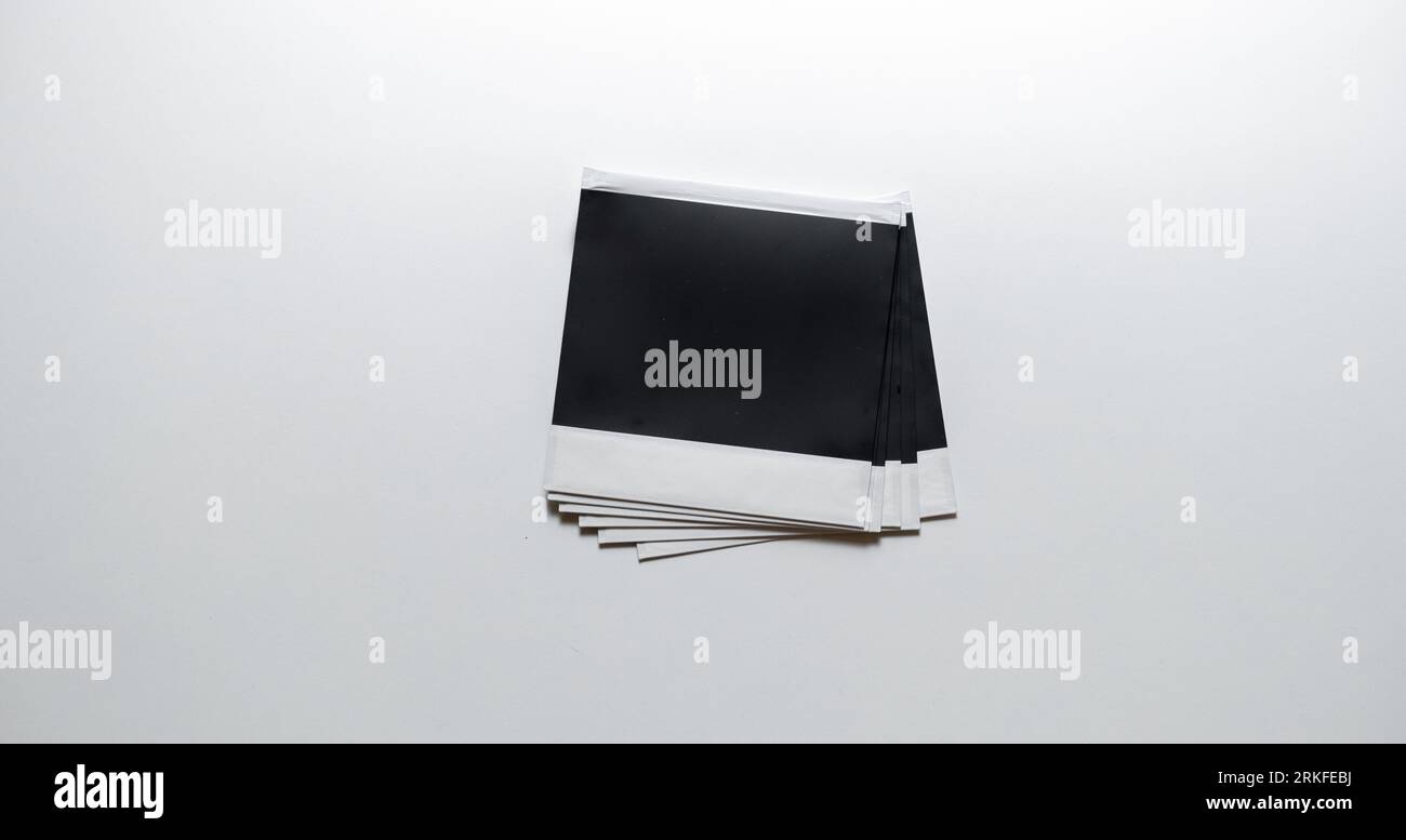 Pila di cornici su sfondo bianco. Cornici di foto vuote su sfondo bianco. Foto Stock