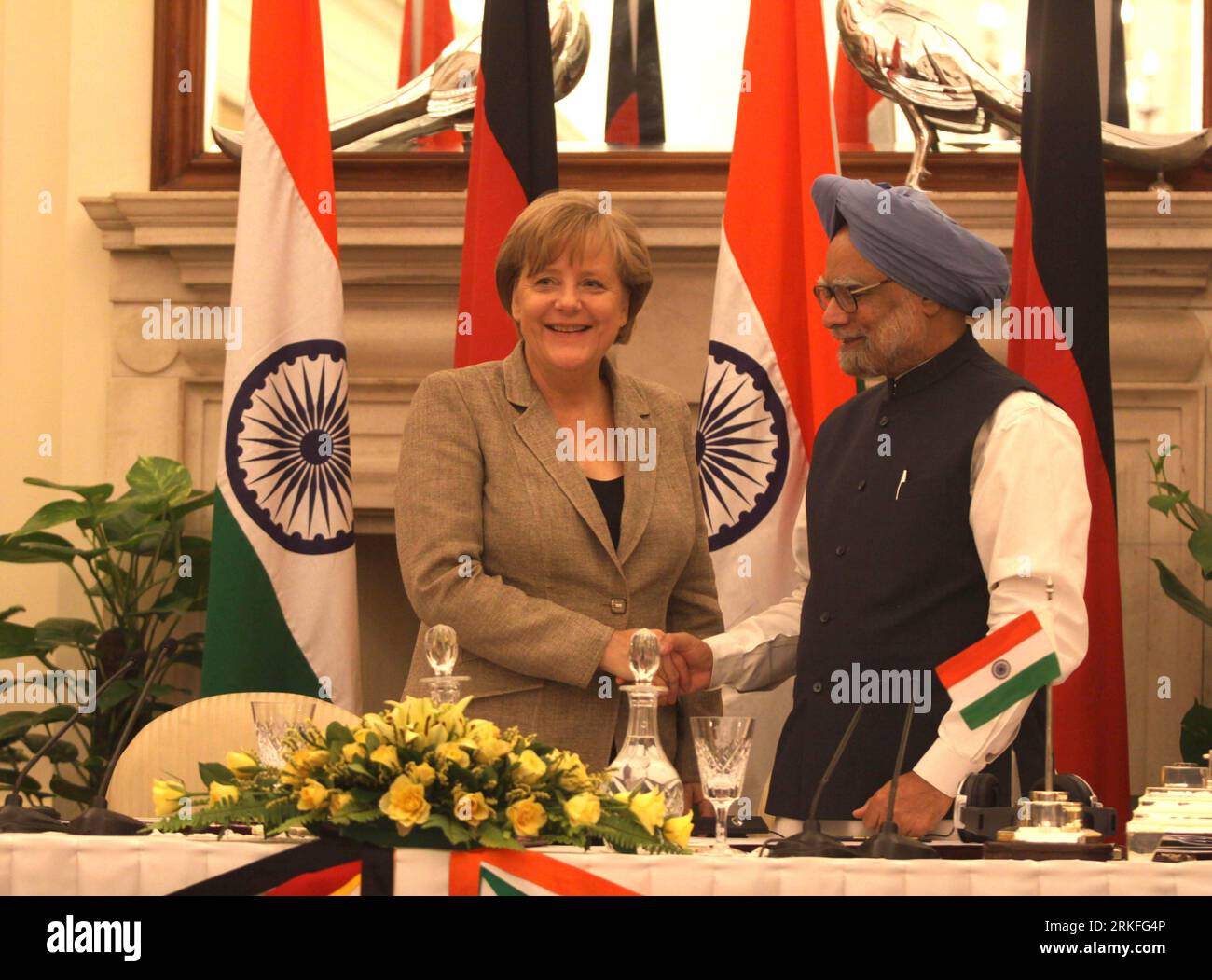 Bildnummer: 55416986 Datum: 31.05.2011 Copyright: imago/Xinhua (110531) -- NUOVA DELHI, 31 MAGGIO 2011 (Xinhua) -- il primo ministro indiano Manmohan Singh (R) stringe la mano al cancelliere tedesco Angela Merkel dopo aver rilasciato la dichiarazione congiunta a nuova Delhi, capitale dell'India, il 31 maggio 2011. L'India e la Germania hanno firmato martedì quattro accordi per la cooperazione in materia di istruzione professionale, ricerca medica, scienza e tecnologia e fisica nucleare. (Xinhua) (ypf) INDIA-NUOVA DELHI-INDIA-GERMANIA PARLA PUBLICATIONxNOTxINxCHN x0x Politik people kbdig xng 2011 quer premiumd Bildnummer 55416986 Data Foto Stock