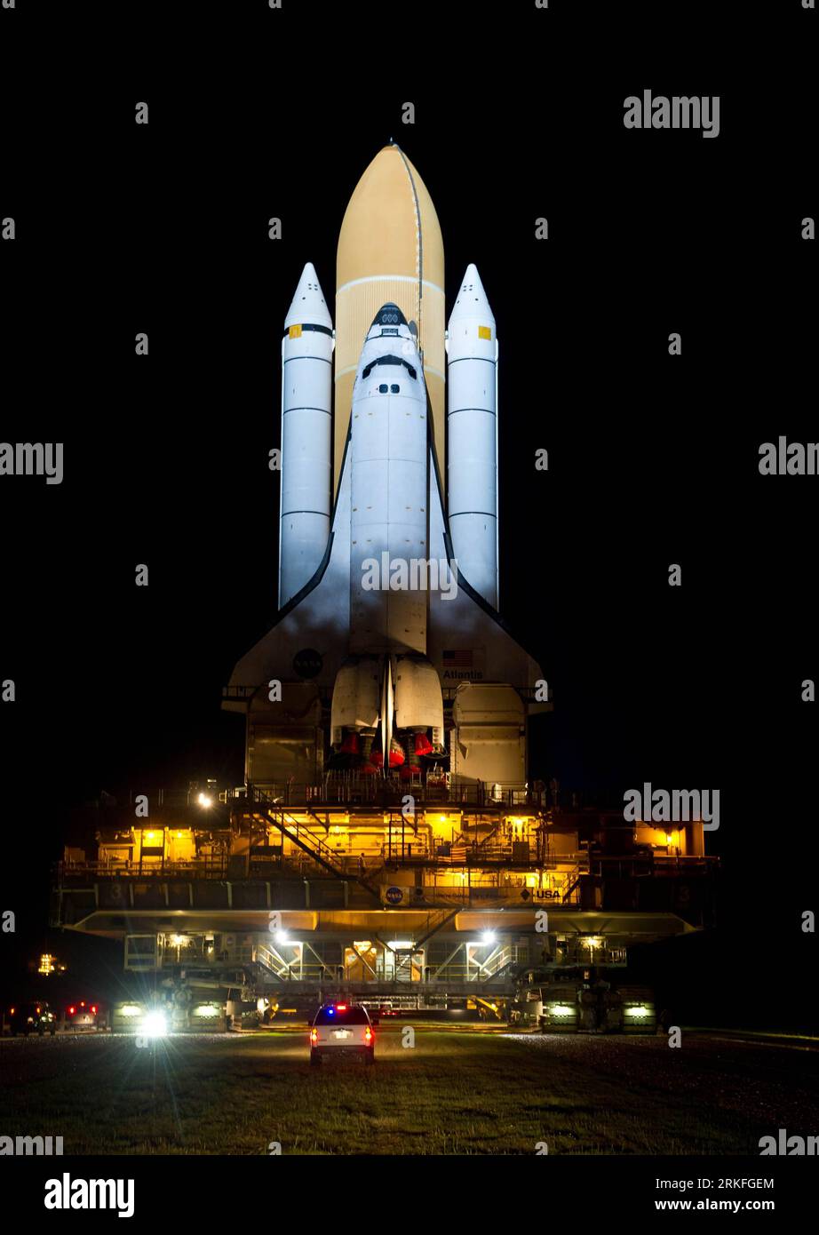 Bildnummer: 55419733 Datum: 01.06.2011 Copyright: imago/Xinhua (110601) -- WASHINGTON D.C., 1 giugno 2011 (Xinhua) -- lo Space Shuttle Atlantis (STS-135) viene visto in cima alla Mobile Launch Platform (MLP) durante il suo viaggio da High Bay 3 nel Vehicle Assembly Building al Launch Pad 39a per il suo ultimo volo, al Kennedy Space Center di Cape Canaveral, Florida, il 31 maggio 2011. Lo Shuttle Atlantis è previsto per il lancio l'8 luglio per il volo finale dello Space Shuttle. (Xinhua/NASA/Bill Ingalls) (lyi) U.S.-CAPE CANAVERAL-ATLANTIS PUBLICATIONxNOTxINxCHN Gesellschaft Raumfähre Raumfahrt premiumd x0x xsk 2011 hoch Foto Stock