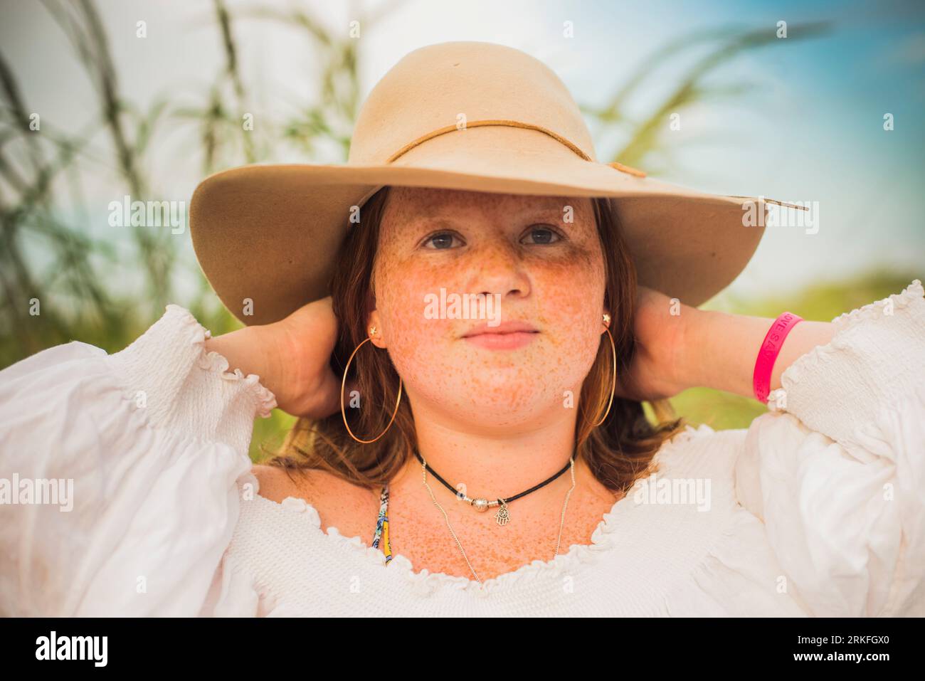 Boho Freckled Face Gen Z illustra la positività del corpo Foto Stock