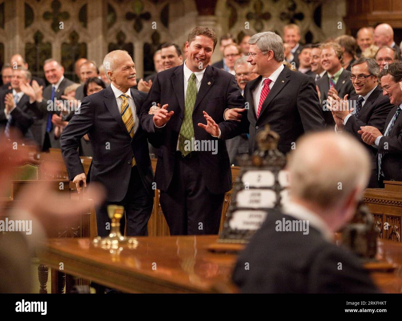 110603 -- OTTAWA, 3 giugno 2011 Xinhua -- il primo ministro canadese Stephen Harper fronte R e il leader del nuovo Partito Democratico Jack Layton L davanti alla camera dei comuni il presidente Andrew Scheer C davanti alla presidenza dello speaker dopo essere stato eletto alla camera dei comuni sulla Parliament Hill a Ottawa, Canada, il 2 giugno 2011. Andrew Scheer, 32 anni, è stato eletto come presidente della camera dei comuni del Canada giovedì, diventando la persona più giovane a ricoprire quel posto. Xinhua/Jill Thompson yc CANADA-OTTAWA-SCHEER-IL PIÙ GIOVANE ORATORE PUBLICATIONxNOTxINxCHN Foto Stock